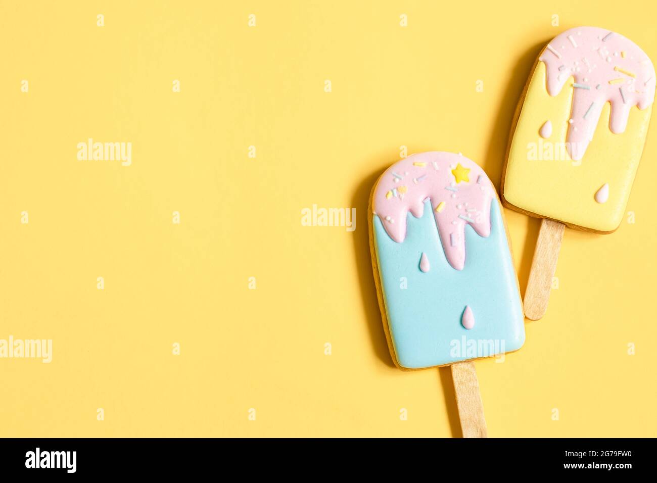 Biscuits colorés au pain d'épice sous forme de crème glacée sur un bâton en glaçure. Banque D'Images