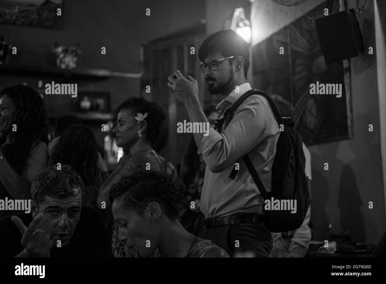 Fête authentique avec les habitants de La rue et les bars de Santa Teresa, Rio de Janeiro, Brésil à une chaude nuit estivale. Tourné avec Leica M 10 Banque D'Images