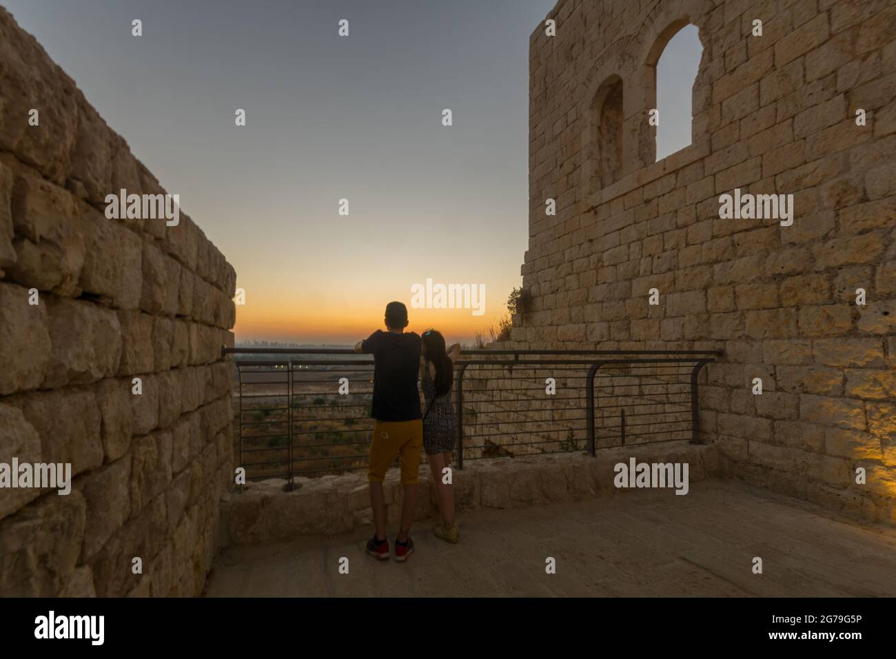 Rosh HaAyin, Israël - 08 juillet 2021 : coucher de soleil depuis la forteresse vers Gush Dan (la zone urbaine de Petah Tikva et tel-Aviv), avec des visiteurs, à mi Banque D'Images