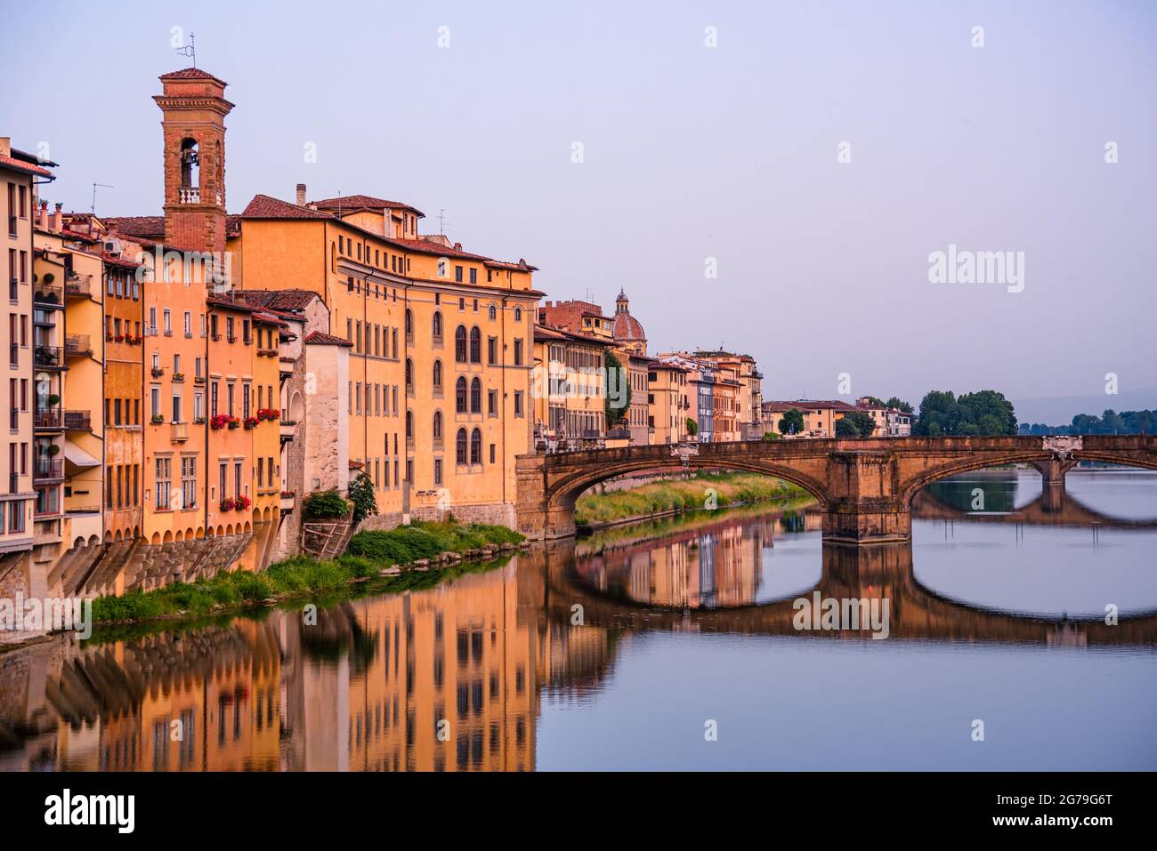 Pont St Trinity et rivière Arno, Florence, Toscane, Italie. Aube, lever du soleil avec lumière dorée une architecture colorée et vibrante. Banque D'Images