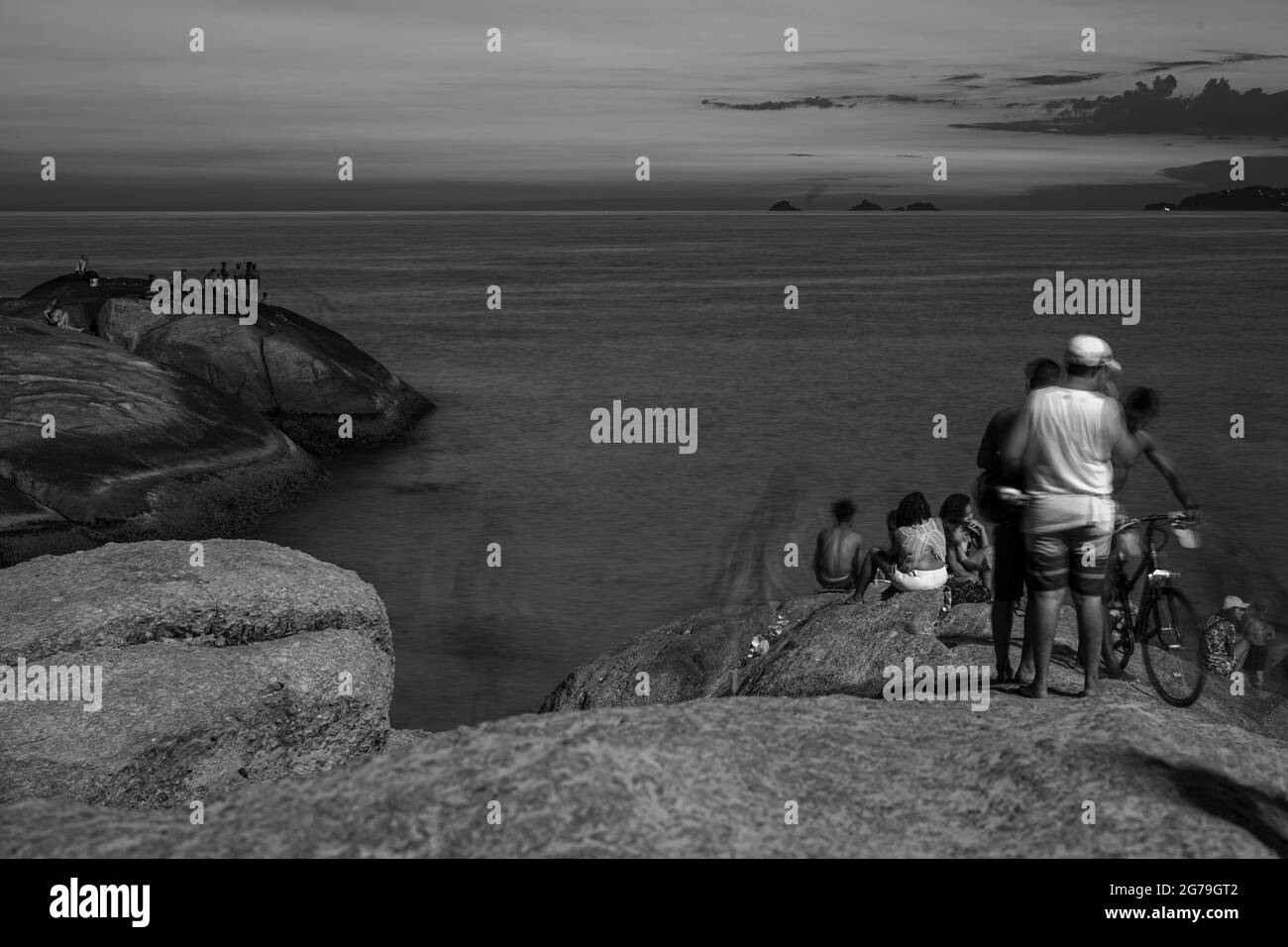 Un endroit magique: Les gens applaudissent quand le soleil se couche à Arpoador rocher avec vue sur la plage d'Ipanema et les montagnes de Morro Dois Irmaos et Leblon dans le dos. Appareil-photo: Leica M10 Banque D'Images