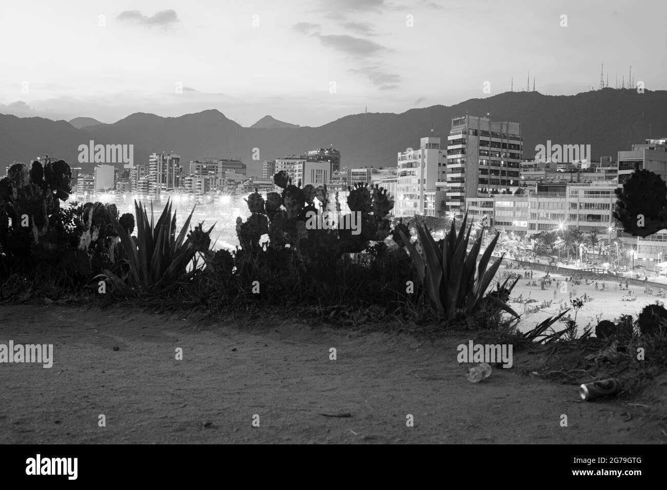 Un endroit magique: Les gens applaudissent quand le soleil se couche à Arpoador rocher avec vue sur la plage d'Ipanema et les montagnes de Morro Dois Irmaos et Leblon dans le dos. Appareil-photo: Leica M10 Banque D'Images