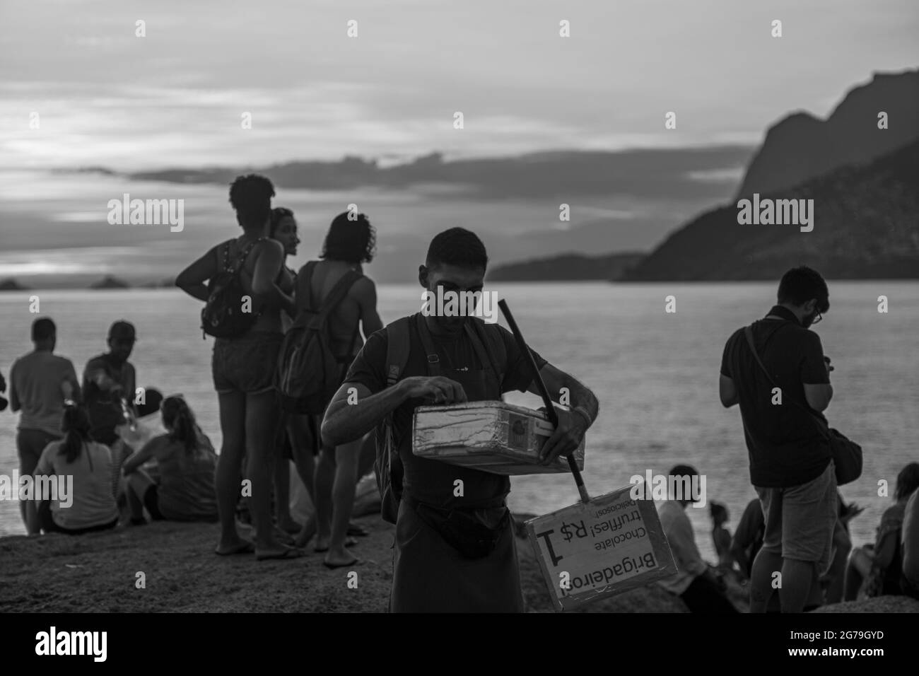 Un endroit magique: Les gens applaudissent quand le soleil se couche à Arpoador rocher avec vue sur la plage d'Ipanema et les montagnes de Morro Dois Irmaos et Leblon dans le dos. Appareil-photo: Leica M10 Banque D'Images