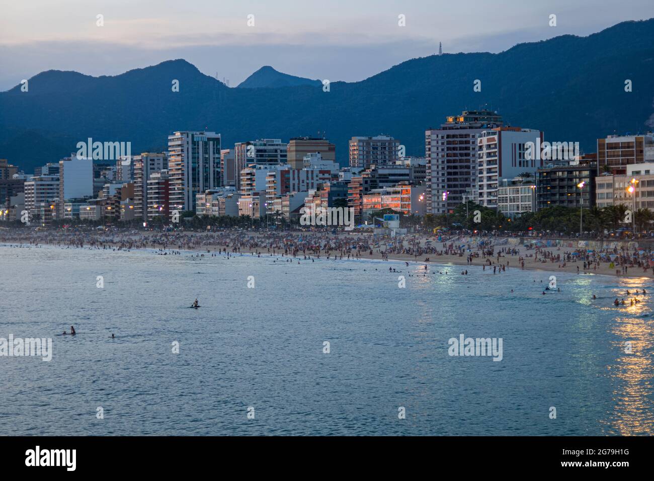 Un endroit magique: Les gens applaudissent quand le soleil se couche à Arpoador rocher avec vue sur la plage d'Ipanema et les montagnes de Morro Dois Irmaos et Leblon dans le dos. Appareil-photo: Leica M10 Banque D'Images