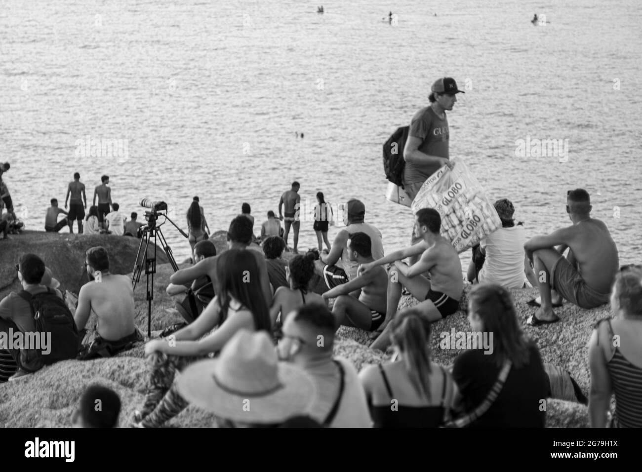 Un endroit magique: Les gens applaudissent quand le soleil se couche à Arpoador rocher avec vue sur la plage d'Ipanema et les montagnes de Morro Dois Irmaos et Leblon dans le dos. Appareil-photo: Leica M10 Banque D'Images