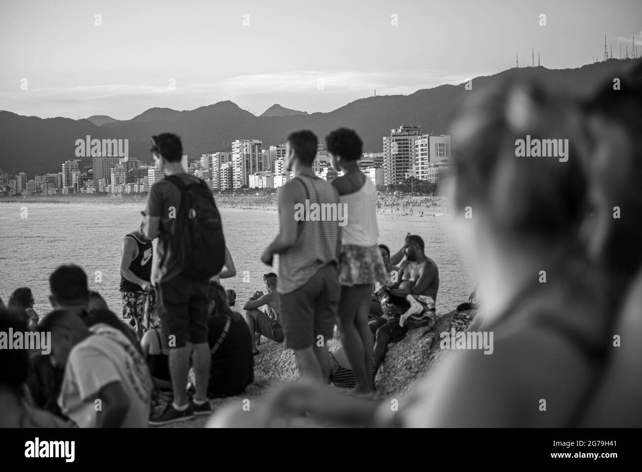 Un endroit magique: Les gens applaudissent quand le soleil se couche à Arpoador rocher avec vue sur la plage d'Ipanema et les montagnes de Morro Dois Irmaos et Leblon dans le dos. Appareil-photo: Leica M10 Banque D'Images