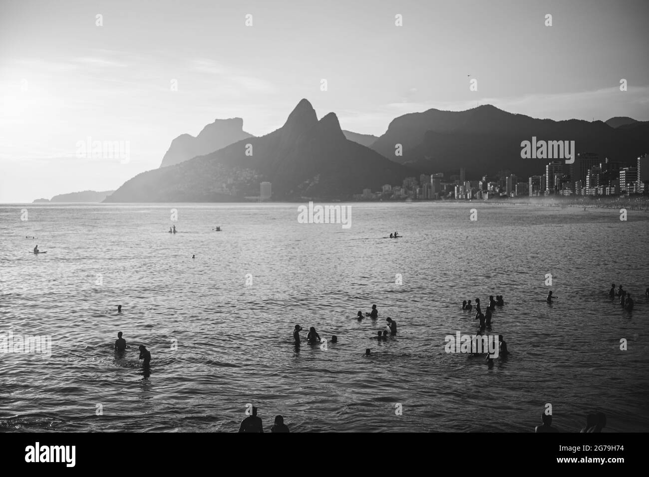 Un endroit magique: Les gens applaudissent quand le soleil se couche à Arpoador rocher avec vue sur la plage d'Ipanema et les montagnes de Morro Dois Irmaos et Leblon dans le dos. Appareil-photo: Leica M10 Banque D'Images