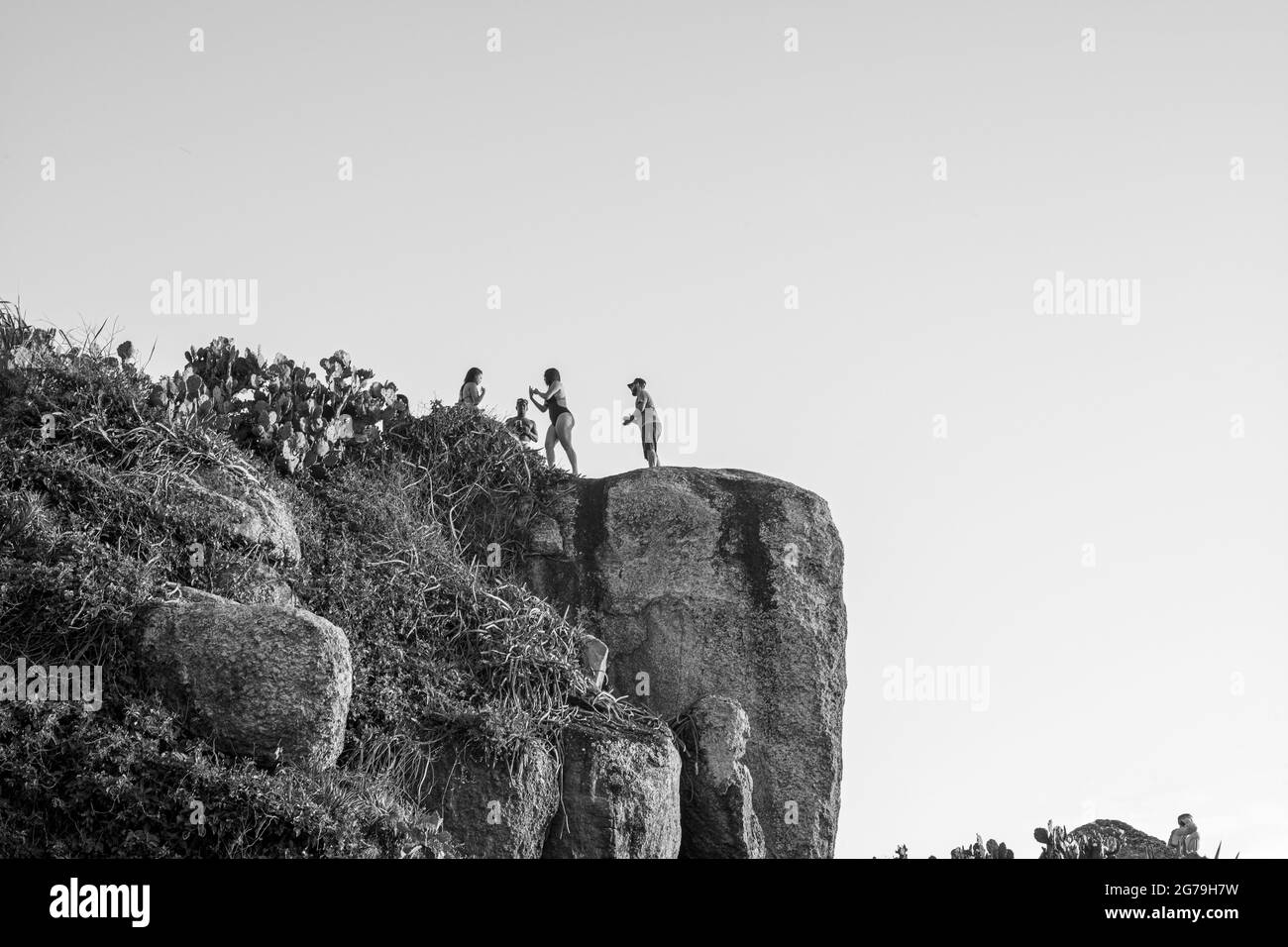 Un endroit magique: Les gens applaudissent quand le soleil se couche à Arpoador rocher avec vue sur la plage d'Ipanema et les montagnes de Morro Dois Irmaos et Leblon dans le dos. Appareil-photo: Leica M10 Banque D'Images