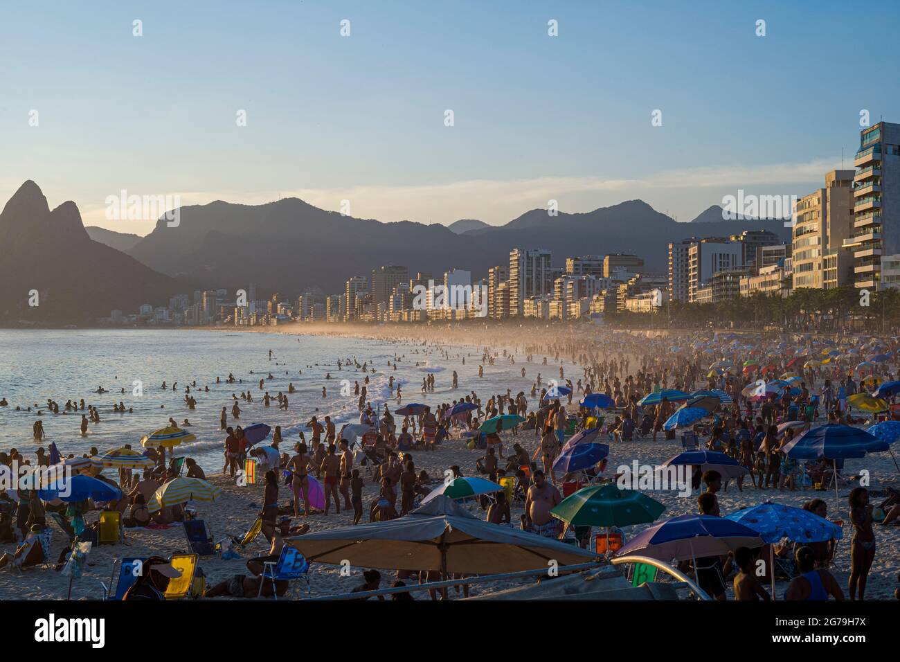 Un endroit magique: Les gens applaudissent quand le soleil se couche à Arpoador rocher avec vue sur la plage d'Ipanema et les montagnes de Morro Dois Irmaos et Leblon dans le dos. Appareil-photo: Leica M10 Banque D'Images