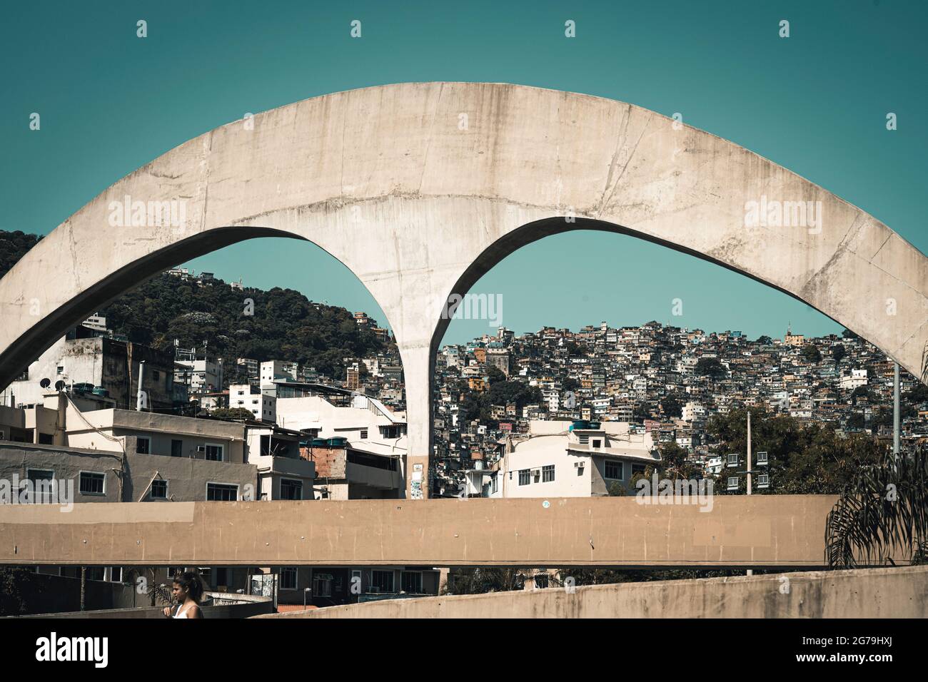 Le pont piétonnier en béton armé menant à la Rocinha favela en arrière-plan a été conçu par l'architecte brésilien Oscar Niemeyer. Banque D'Images