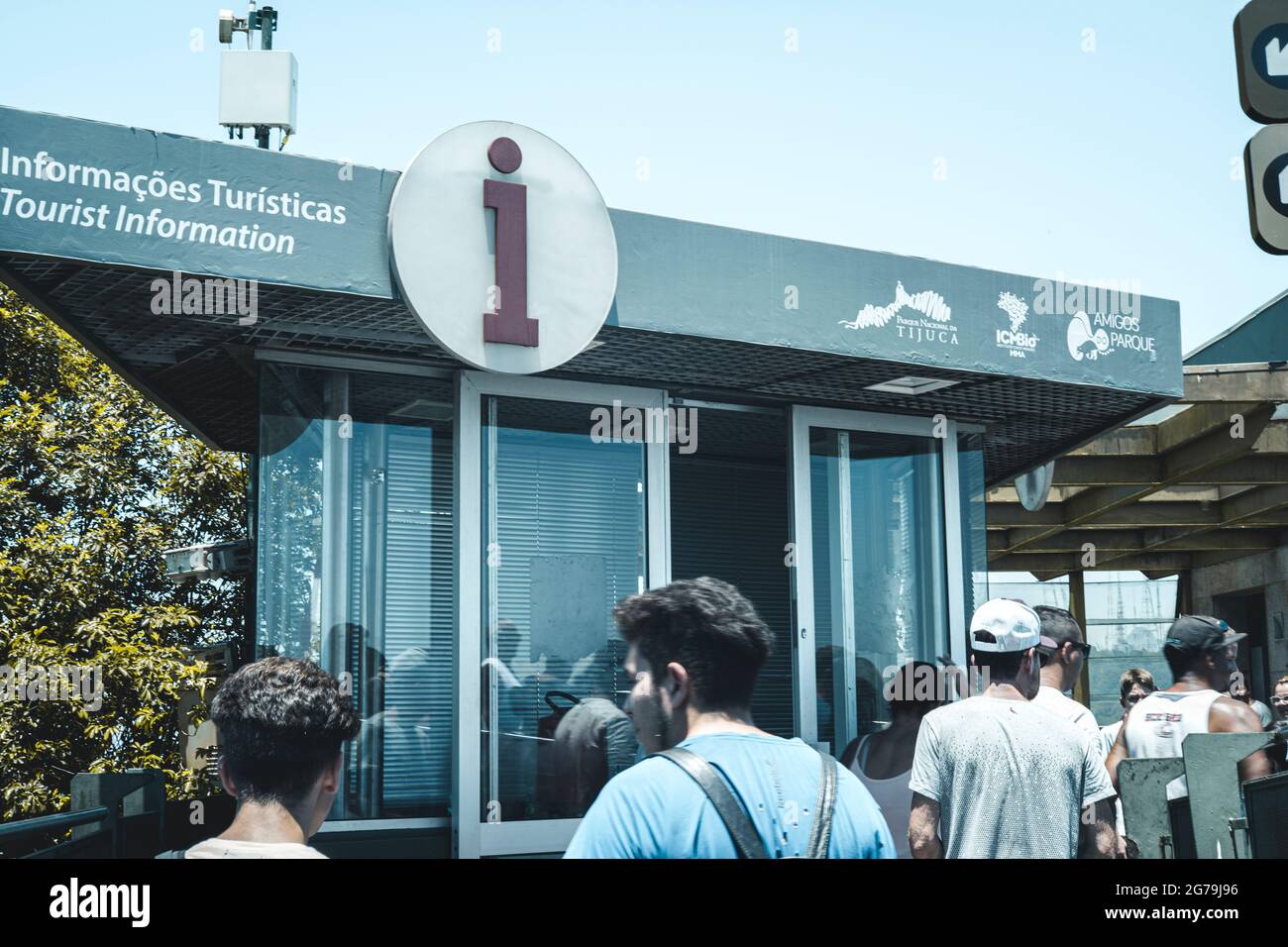 Beaucoup de touristes prenant des photos de selfie à la statue du Christ Rédempteur au sommet de la montagne Corcovado à Rio de Janeiro, Brésil. Banque D'Images