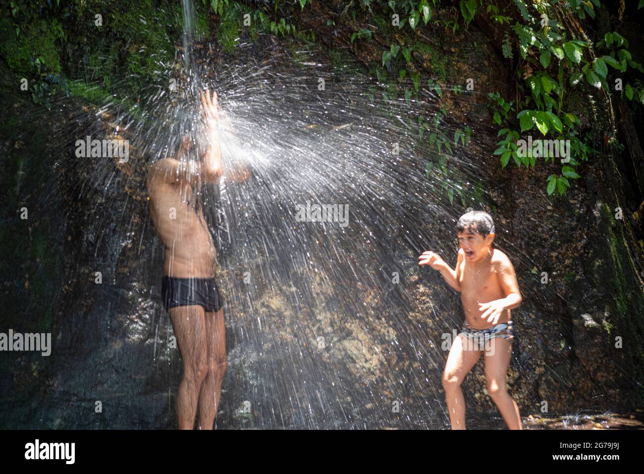 Prendre une douche en cascade dans le parc national de Tijuca à Rio de Janeiro, Brésil Banque D'Images