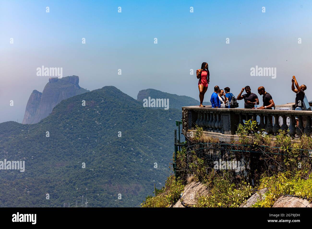 Beaucoup de touristes prenant des photos de selfie à la statue du Christ Rédempteur au sommet de la montagne Corcovado à Rio de Janeiro, Brésil. Banque D'Images