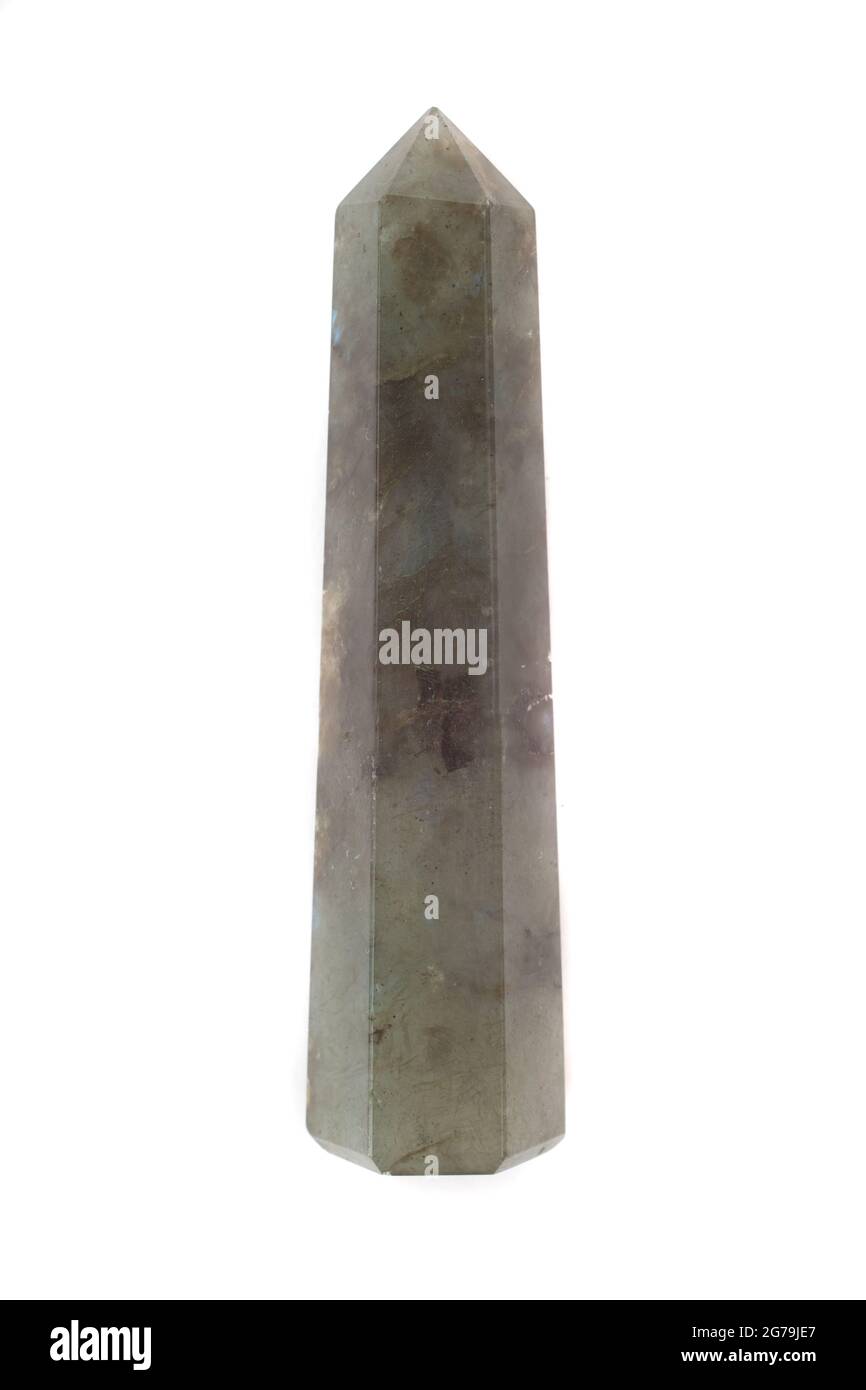 Un point de Jade, pierre précieuse utilisée pour la guérison photographiée sur fond blanc Banque D'Images