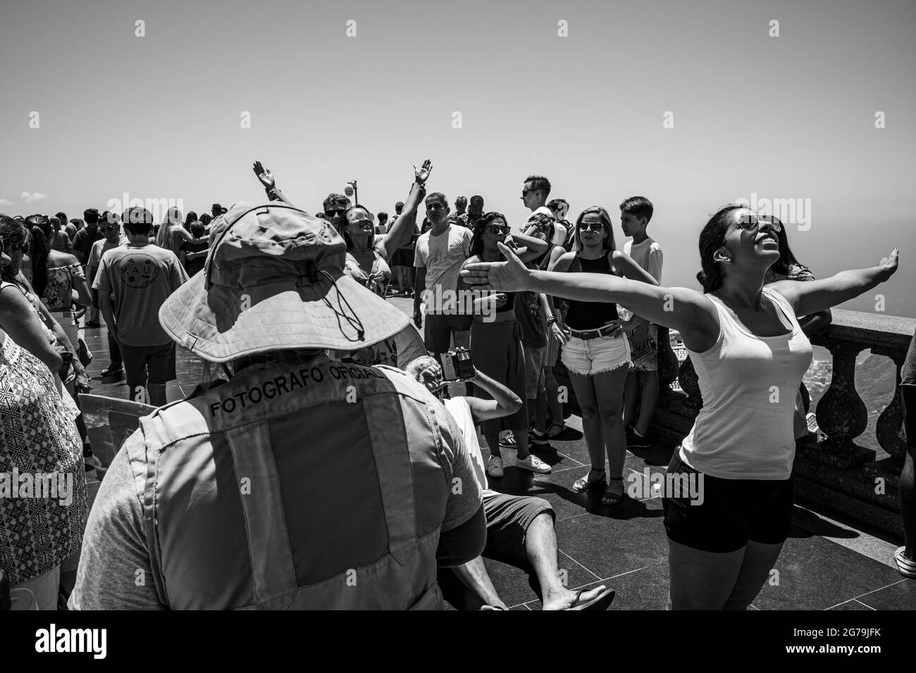 Beaucoup de touristes prenant des photos de selfie à la statue du Christ Rédempteur au sommet de la montagne Corcovado à Rio de Janeiro, Brésil. Banque D'Images