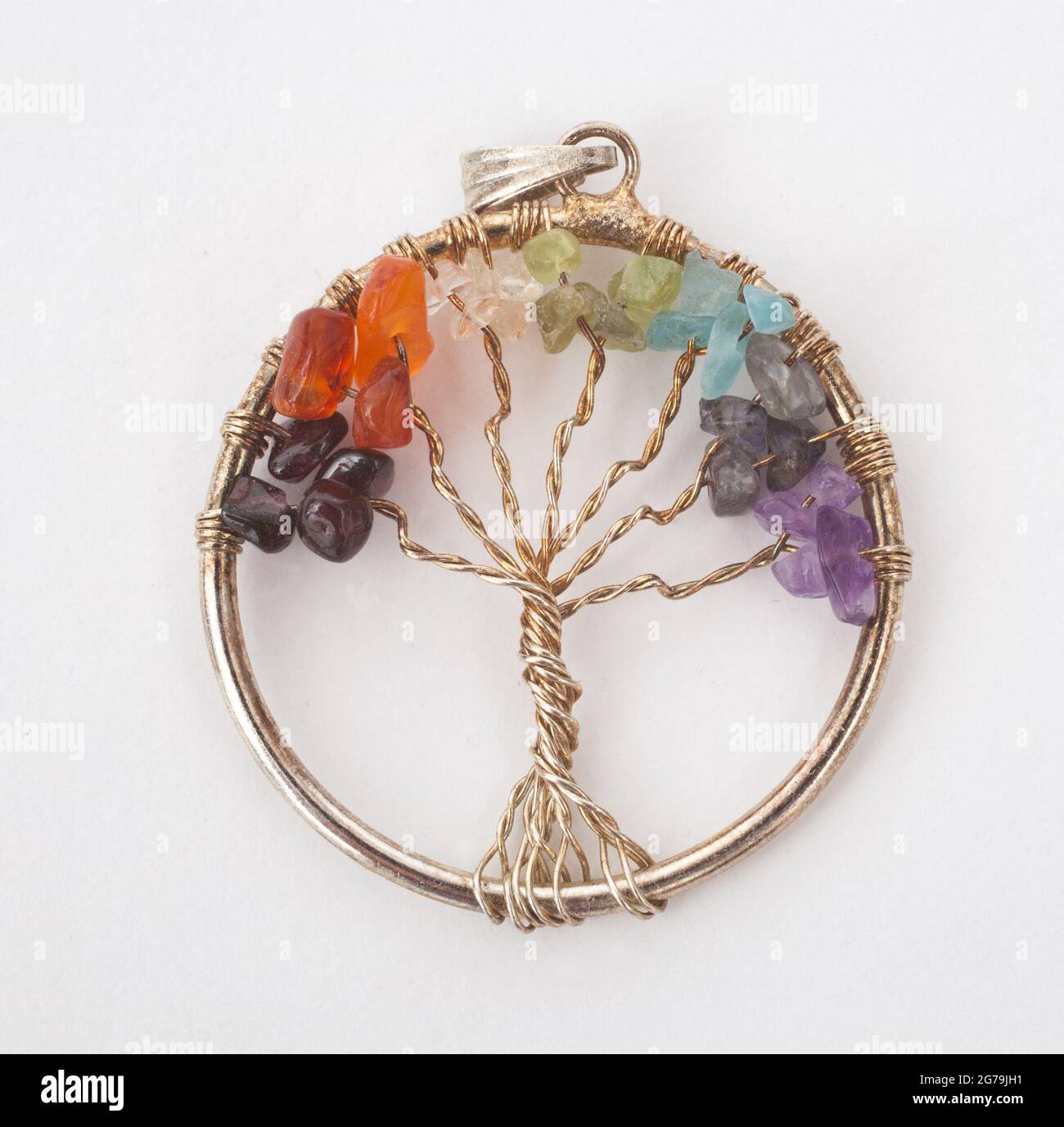 Pendentif arbre de vie avec cristaux de chakra photographiés sur fond blanc Banque D'Images