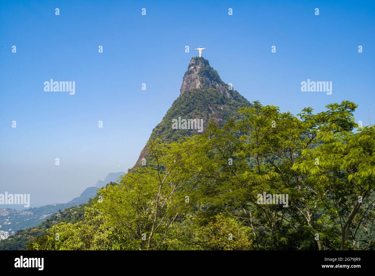 Profitez de la vue spectaculaire de Mirante Dona Marta sur la baie de Guanabara par temps clair avec ciel bleu et montagnes en arrière-plan et l'océan Atlantique à Rio de Janeiro, Brésil, Amérique du Sud Banque D'Images