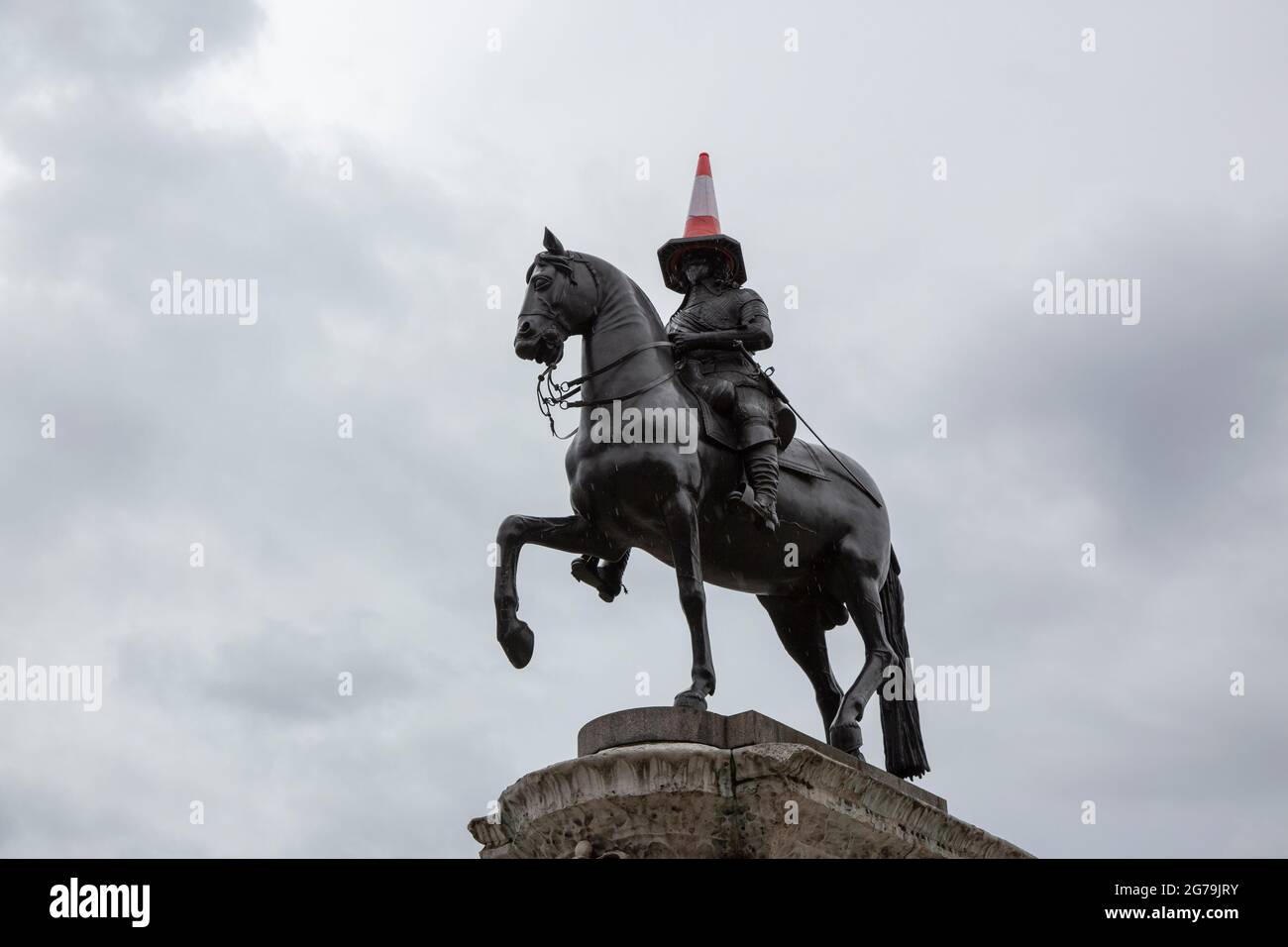 Euro 2020 final Angleterre contre l'Italie --- UNE statue de Charles I portant un cône de circulation. Banque D'Images