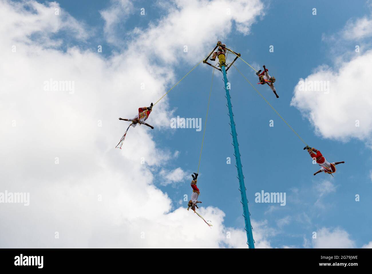 Papantla, Mexique - 21 mai 2014 : un groupe de voladores (flyers) grimpant le poteau pour exécuter la traditionnelle Danza de los Voladores (danse de la Flyer Banque D'Images