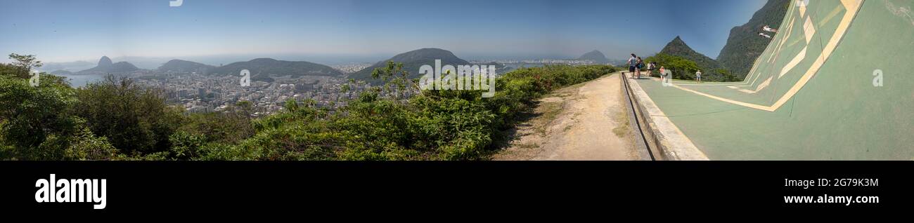 Création ? Non, il suffit de profiter de la vue spectaculaire de Mirante Dona Marta sur la baie de Guanabara par temps clair avec le ciel bleu et les montagnes en arrière-plan et l'océan Atlantique à Rio de Janeiro, Brésil, Amérique du Sud Banque D'Images