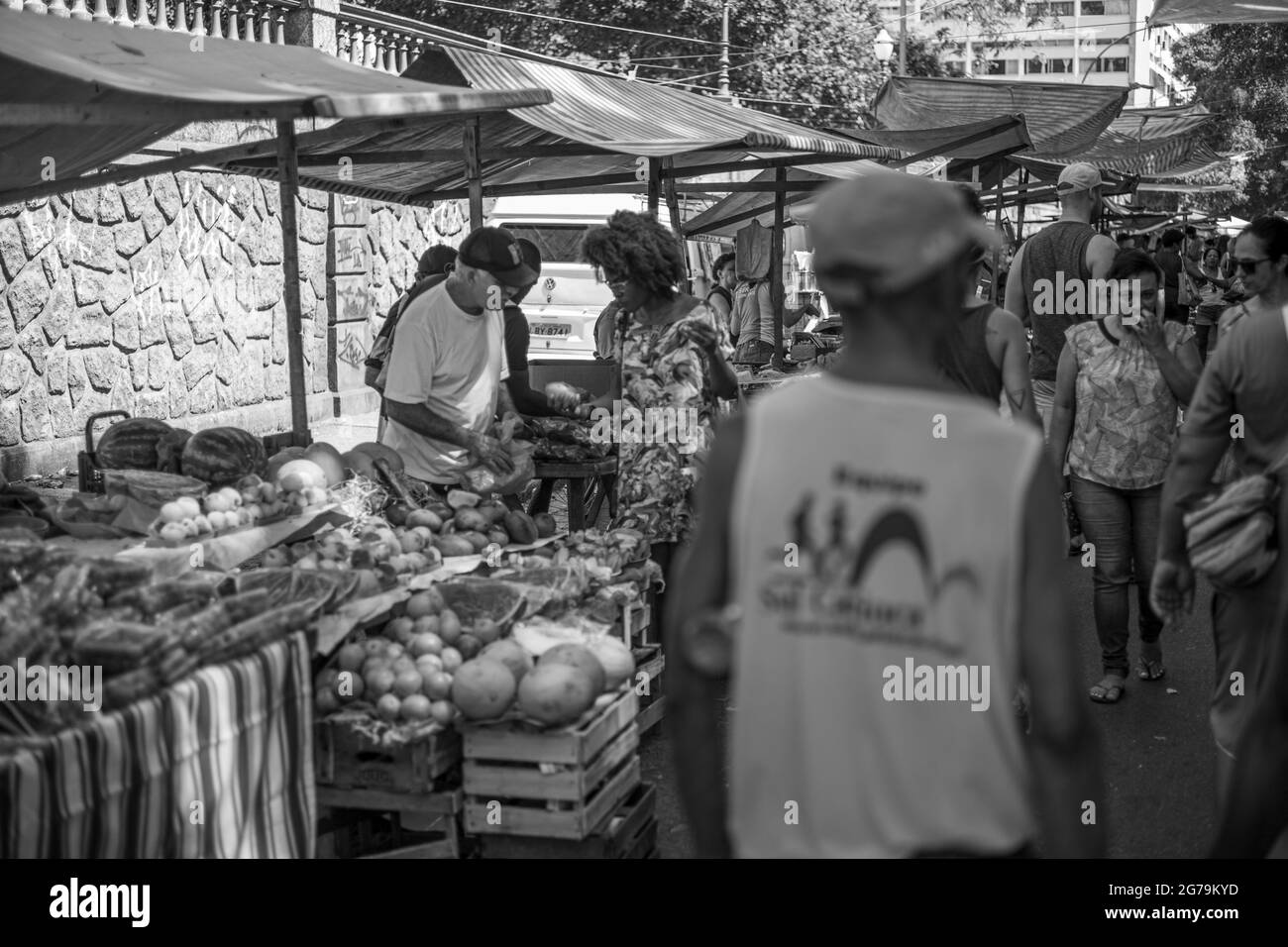 Une femme brésilienne et un vendeur de rue sur le marché local de Rio de Janeiro. Prise de vue avec Leica M10 Banque D'Images