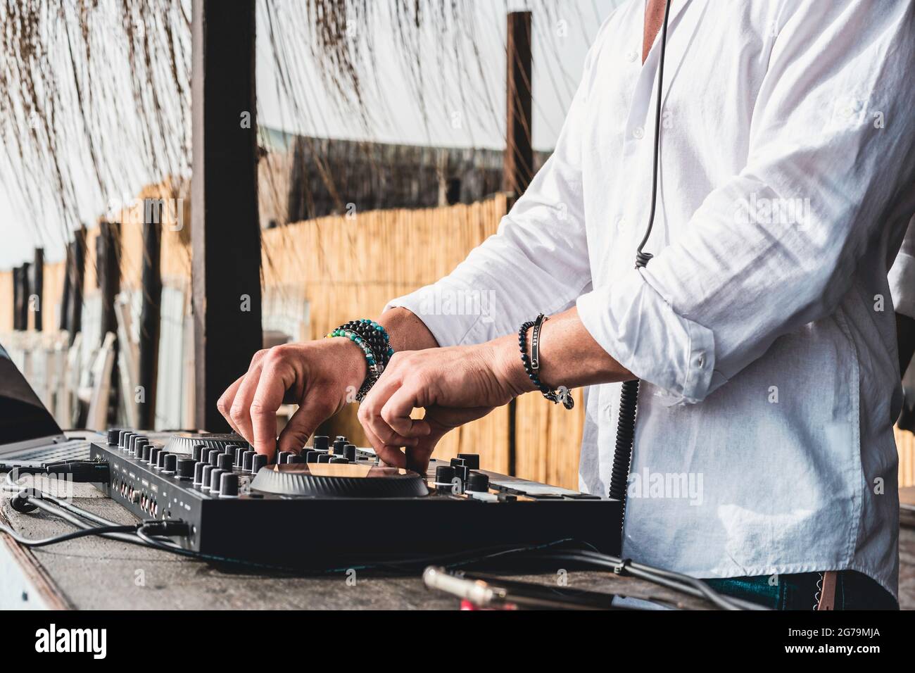 Disc jockey jouant de la musique pour les touristes au club de fête à l'extérieur sur la plage - DJ à la musique live événement - Live événement, musique et divertissement concept - Entert Banque D'Images