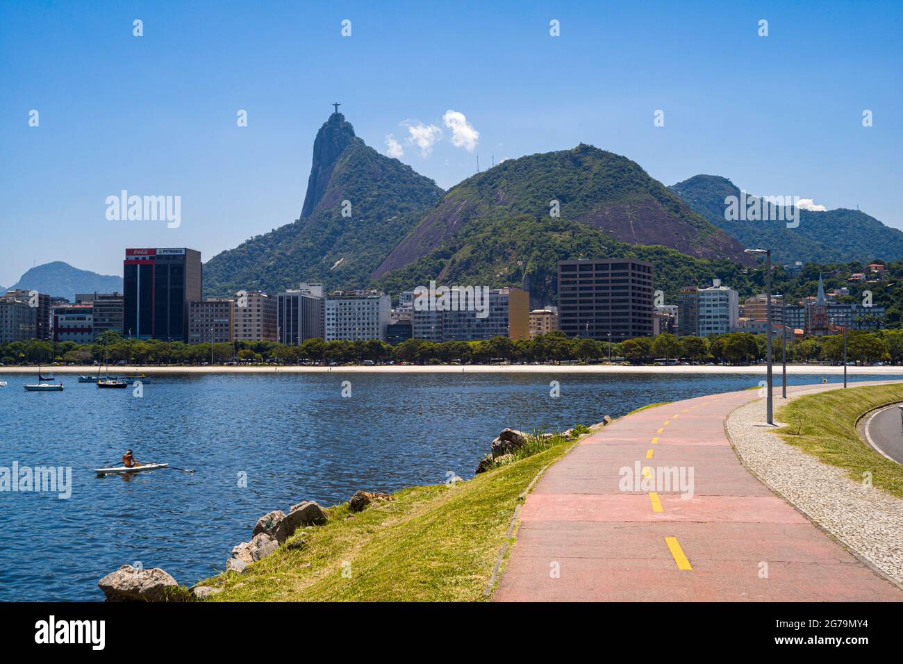 Ciel bleu, vue sur la montagne du Corcovado avec le Christ rédempteur et la ville avec des gratte-ciel de Botafogo, à Rio de Janeiro, Brésil. Tourné avec Leica M10 Banque D'Images