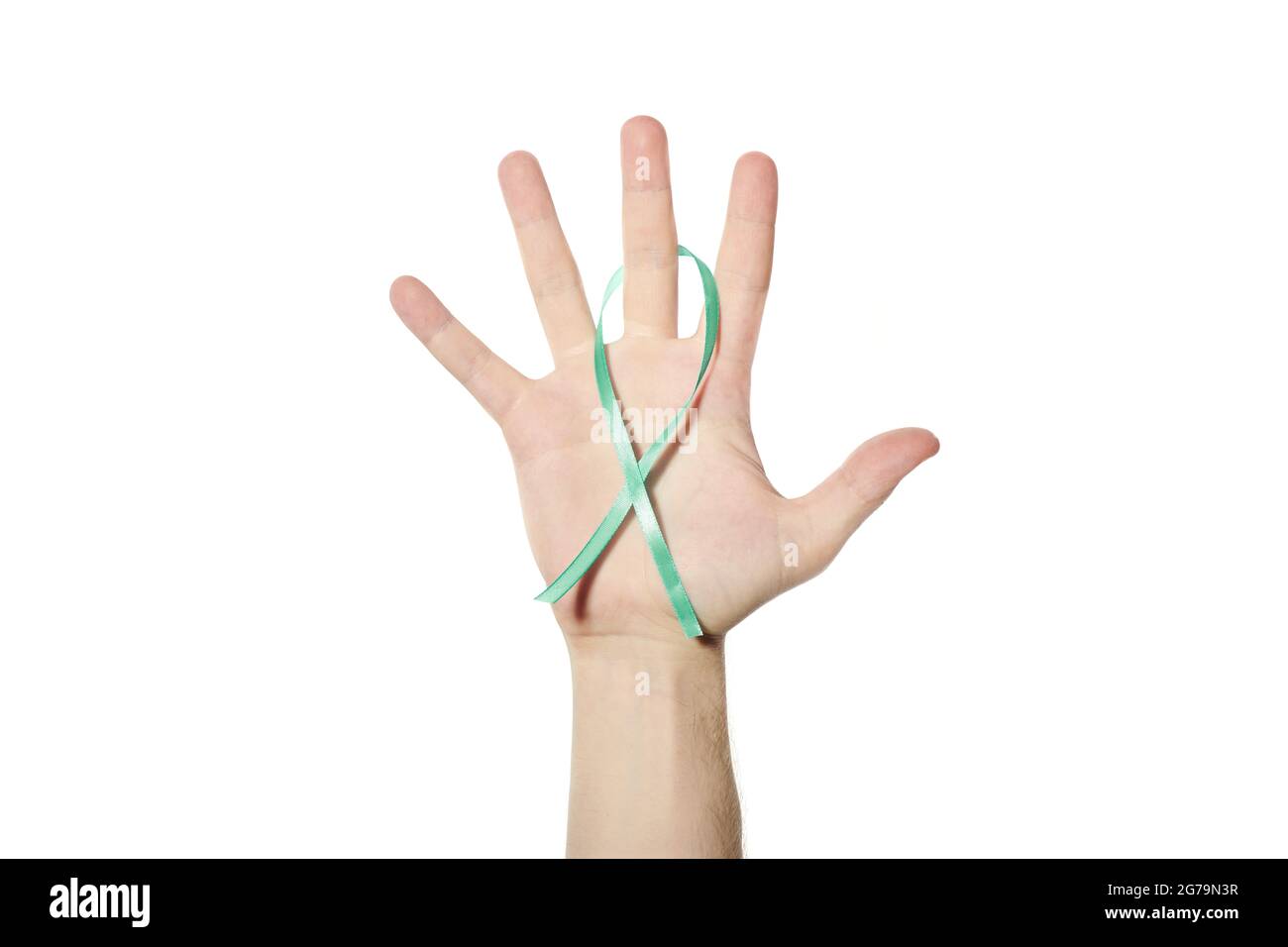 Ruban de sensibilisation écologique en main. Symbole de santé mentale, maladie de Lyme ou maladie rénale. Arrière-plan blanc isolé. Banque D'Images