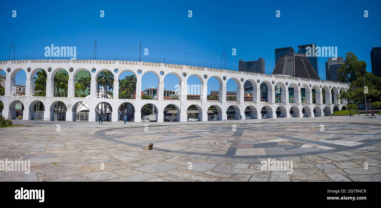 Le Carioca Aqueduct a été construit au milieu du XVIIIe siècle et est également appelé Arcos da Lapa (Lapa Arches) à Rio de Janeiro, au Brésil Banque D'Images