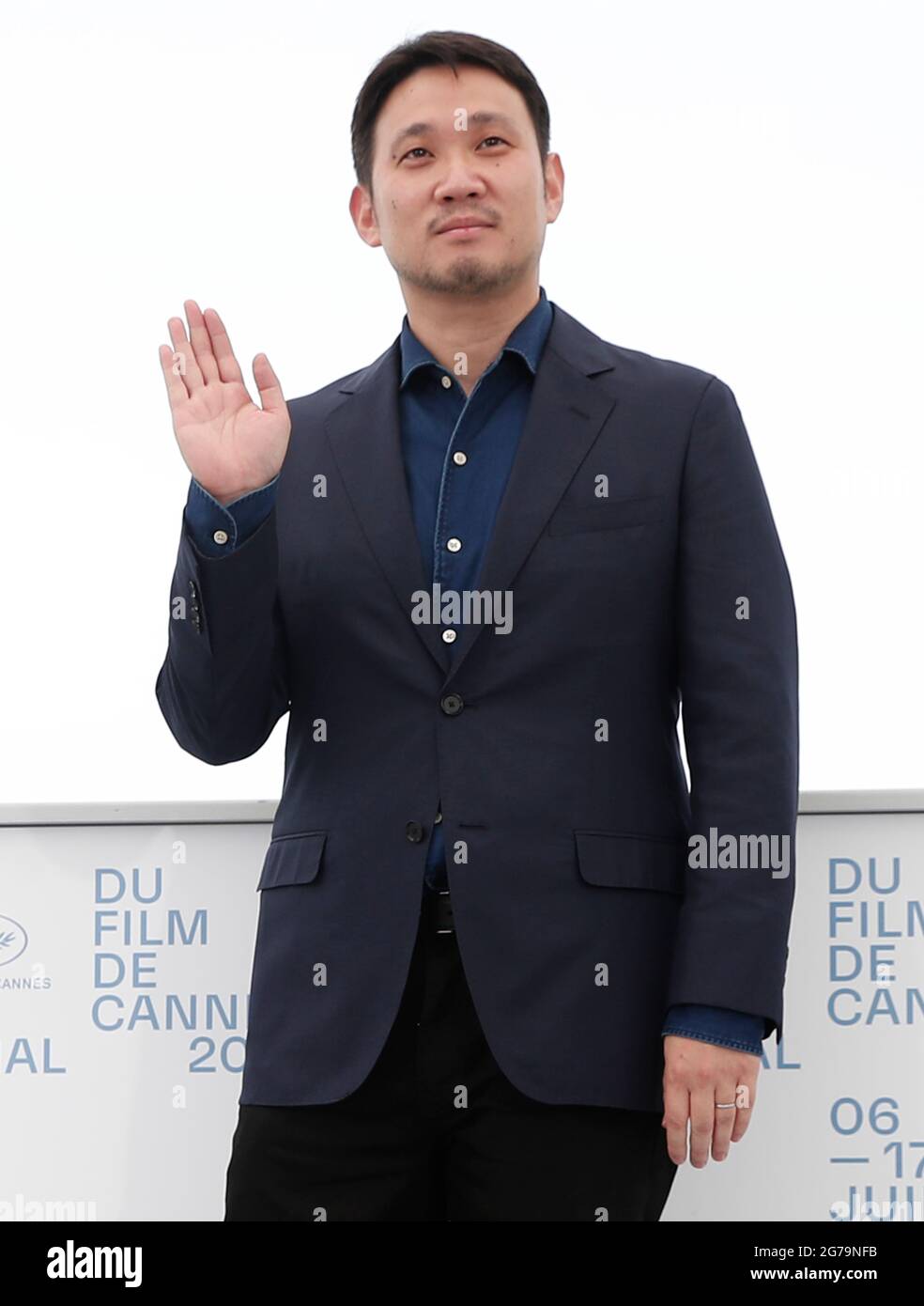 Cannes. 12 juillet 2021. Le réalisateur Ruysuke Hamaguchi pose pendant la séance photo du film « Drive My car » au 74e Festival annuel de Cannes, à Cannes, en France, le 12 juillet 2021. Credit: Xinhua/Alay Live News Banque D'Images