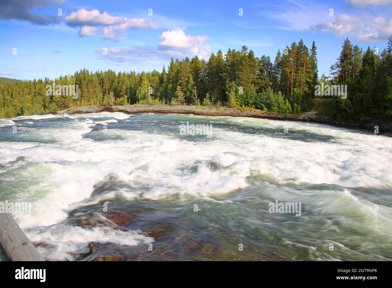 Storforsen est une chute d'eau sur la rivière Pite dans le Norrbotten suédois est situé à environ 38 km au nord-ouest d'Älvsbyn. Près de Lulea, en Suède. Banque D'Images