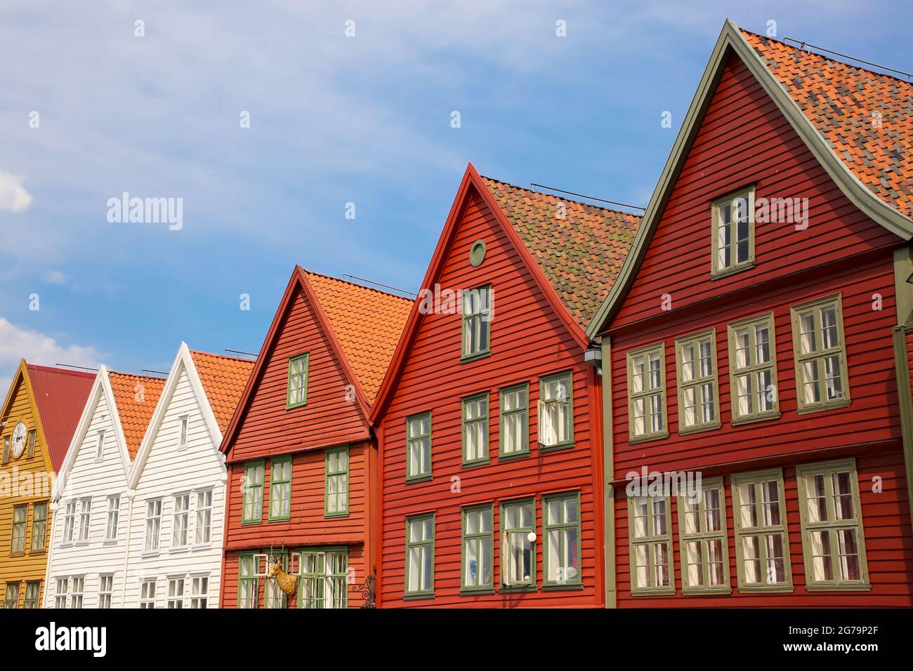 Maisons en bois colorées de Bryggen le vieux quartier portuaire historique de Bergen, Norvège. Banque D'Images