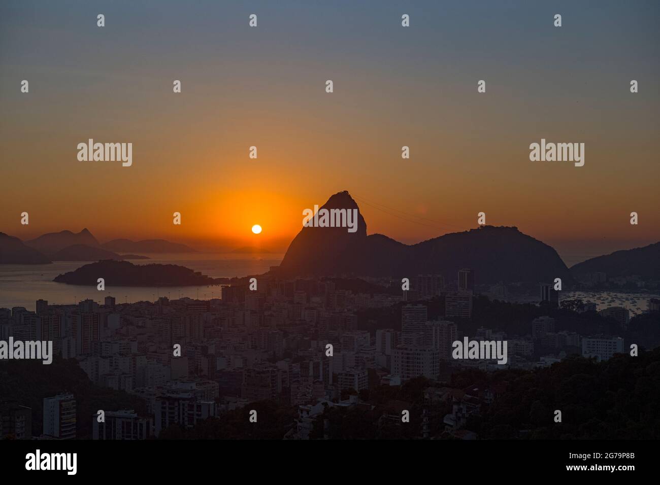 Lever du soleil au mont Sugarloaf et à Botafogo à Rio de Janeiro, au Brésil Banque D'Images