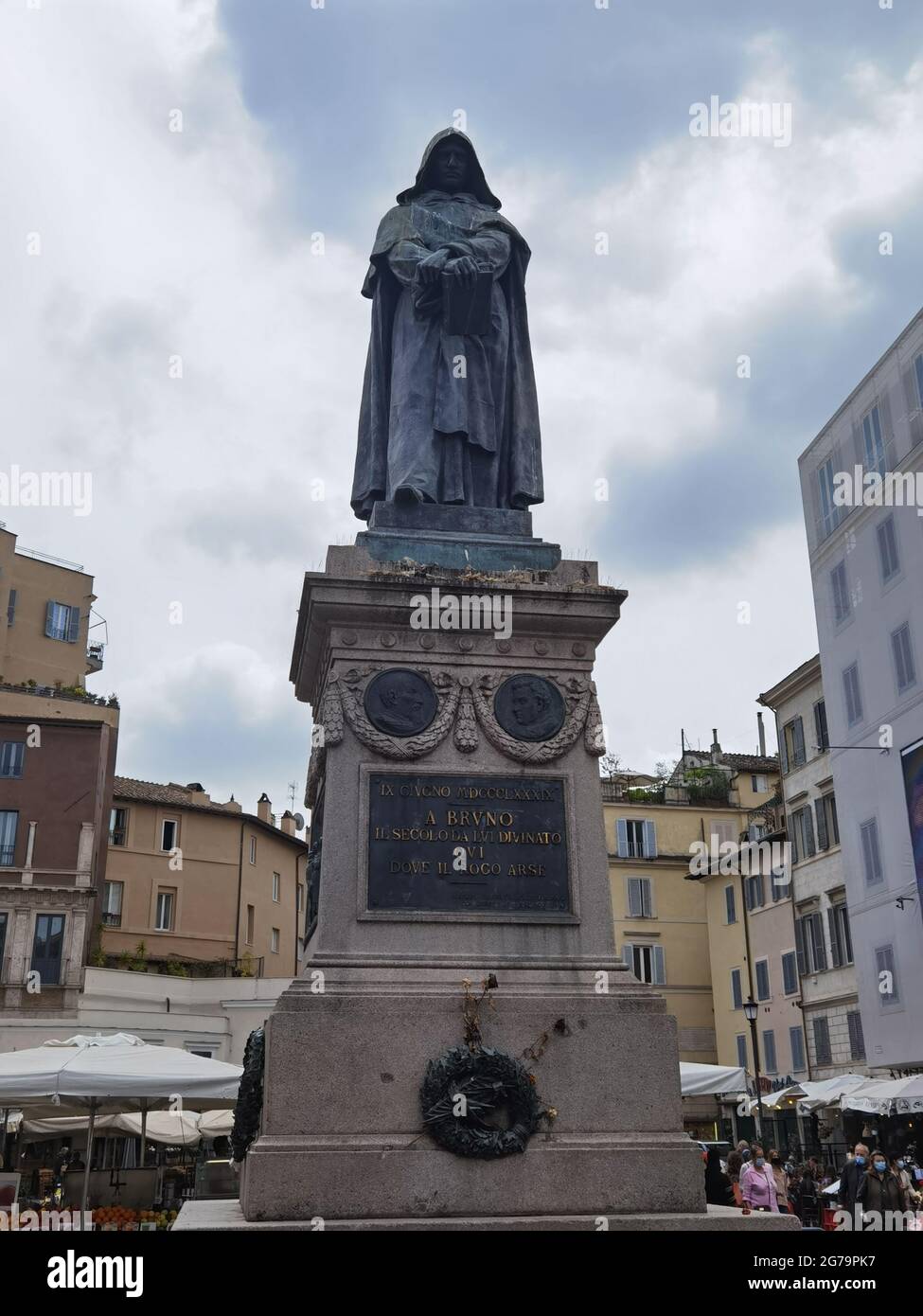 Statue de Giordano Bruno au centre de la Piazza del Campo dei Fiori à Rome en mémoire du lieu où il a été condamné à mort pour hérésie. Banque D'Images