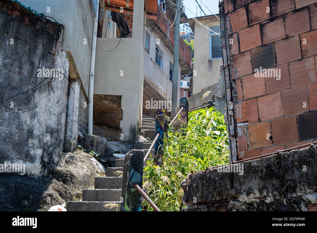 Fragiles constructions résidentielles de favela Vidigal à Rio de Janeiro. Après avoir installé des unités de police pacificatrices, favela est devenu meilleur et plus sûr endroit où vivre. Banque D'Images