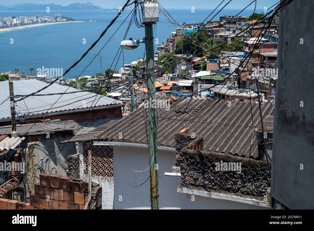 Vue aérienne d'Ipanema et de la plage de Leblon et de Vidigal Favela. Contraste entre riche et pauvre, à Rio de Janeiro, Brésil Banque D'Images