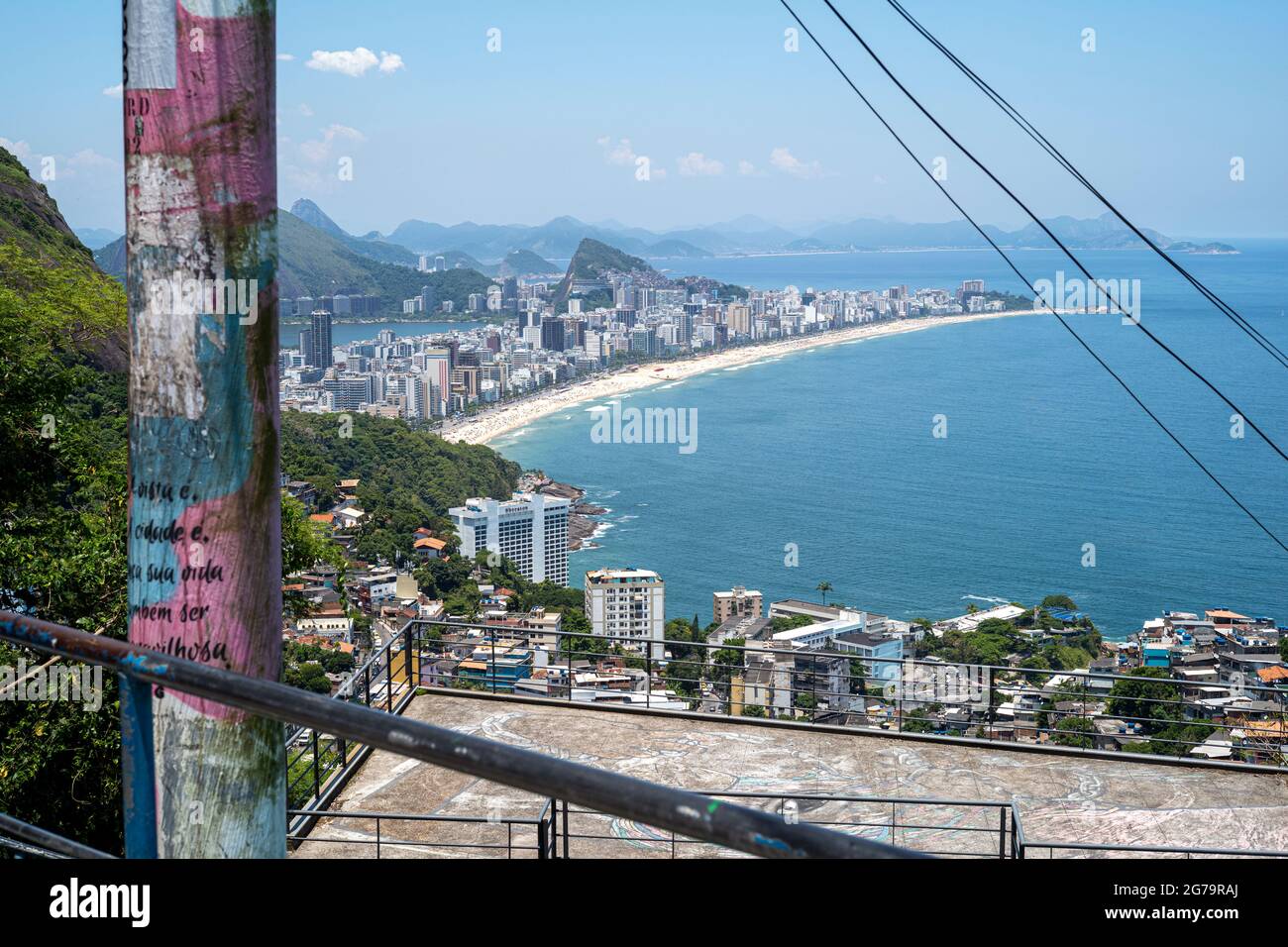 Vue aérienne d'Ipanema et de la plage de Leblon et de Vidigal Favela. Contraste entre riche et pauvre, à Rio de Janeiro, Brésil Banque D'Images