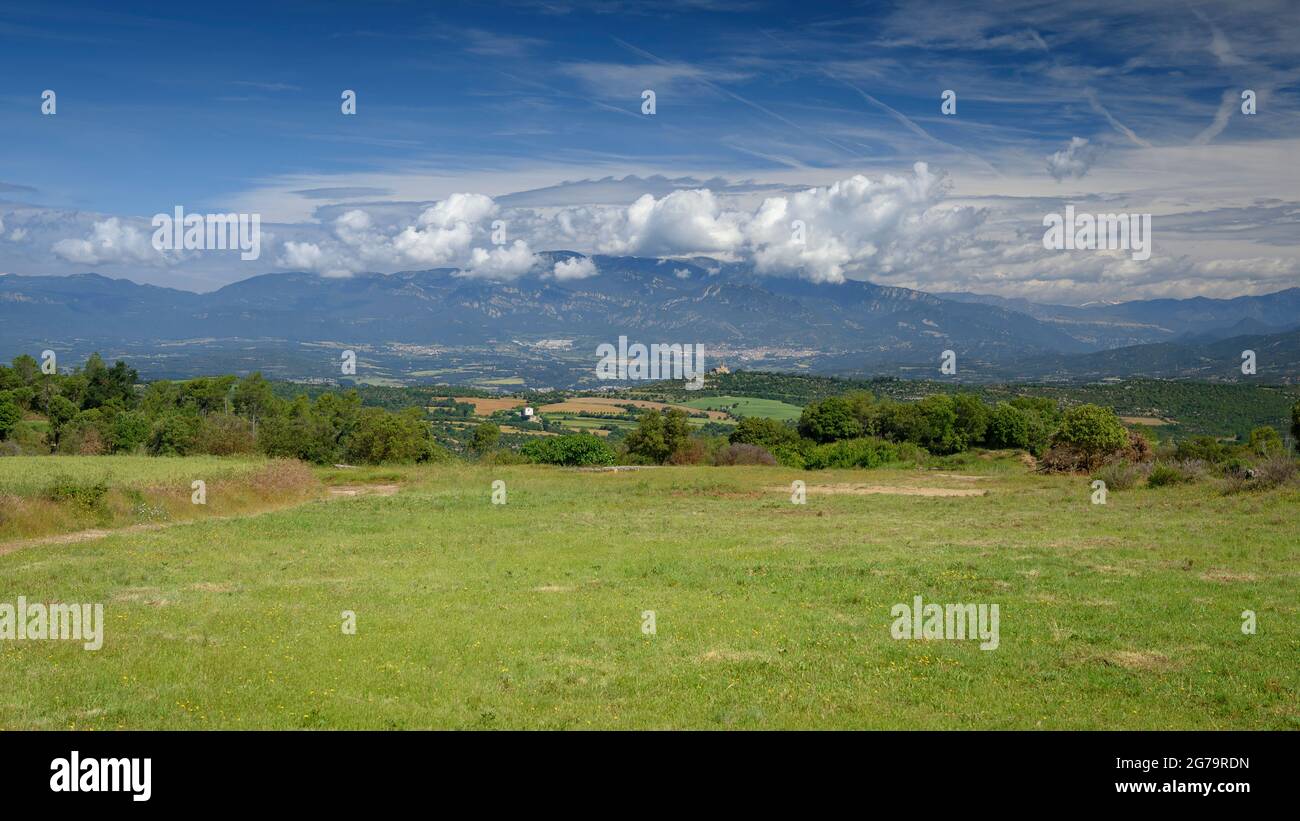 Prés de l'ermitage de Ginebret en direction de Baix Berguedà (Barcelone, Catalogne, Espagne) ESP: Prados verdes en la ermita de Ginebret Banque D'Images