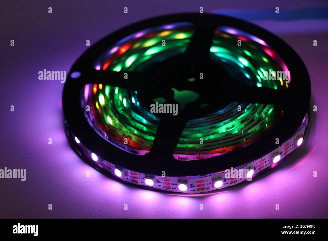 Bandes lumineuses LED intelligentes avec couleurs variables dans une bobine ou bobine pour des espaces innovants de la maison Banque D'Images