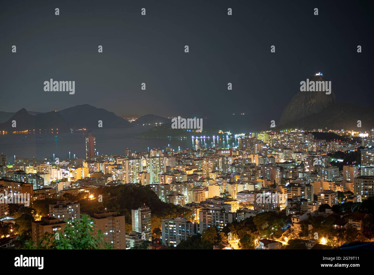 NightShot du mont Sugarloaf et de Botafogo à Rio de Janeiro, Brésil Banque D'Images