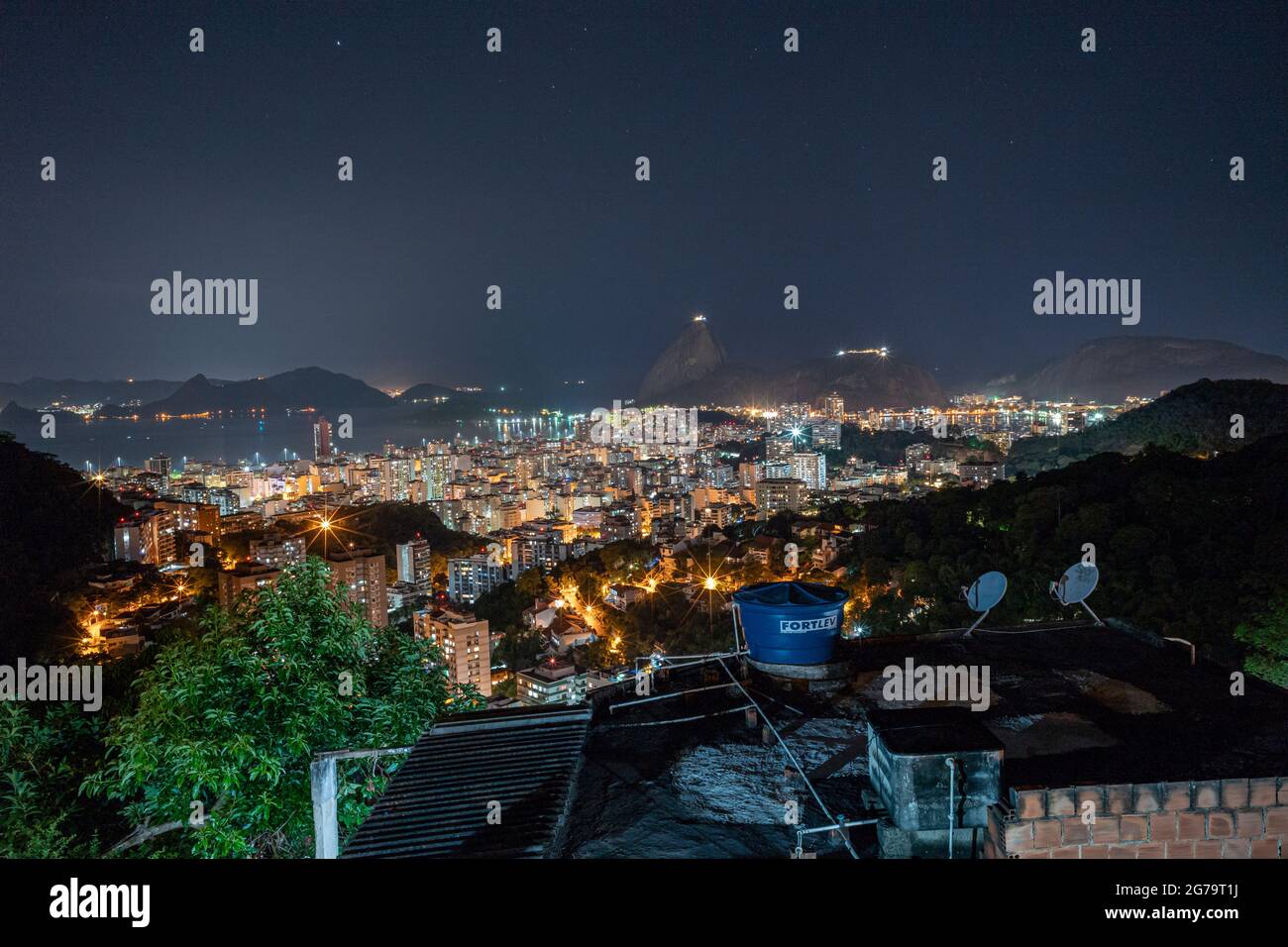 NightShot du mont Sugarloaf et de Botafogo à Rio de Janeiro, Brésil Banque D'Images