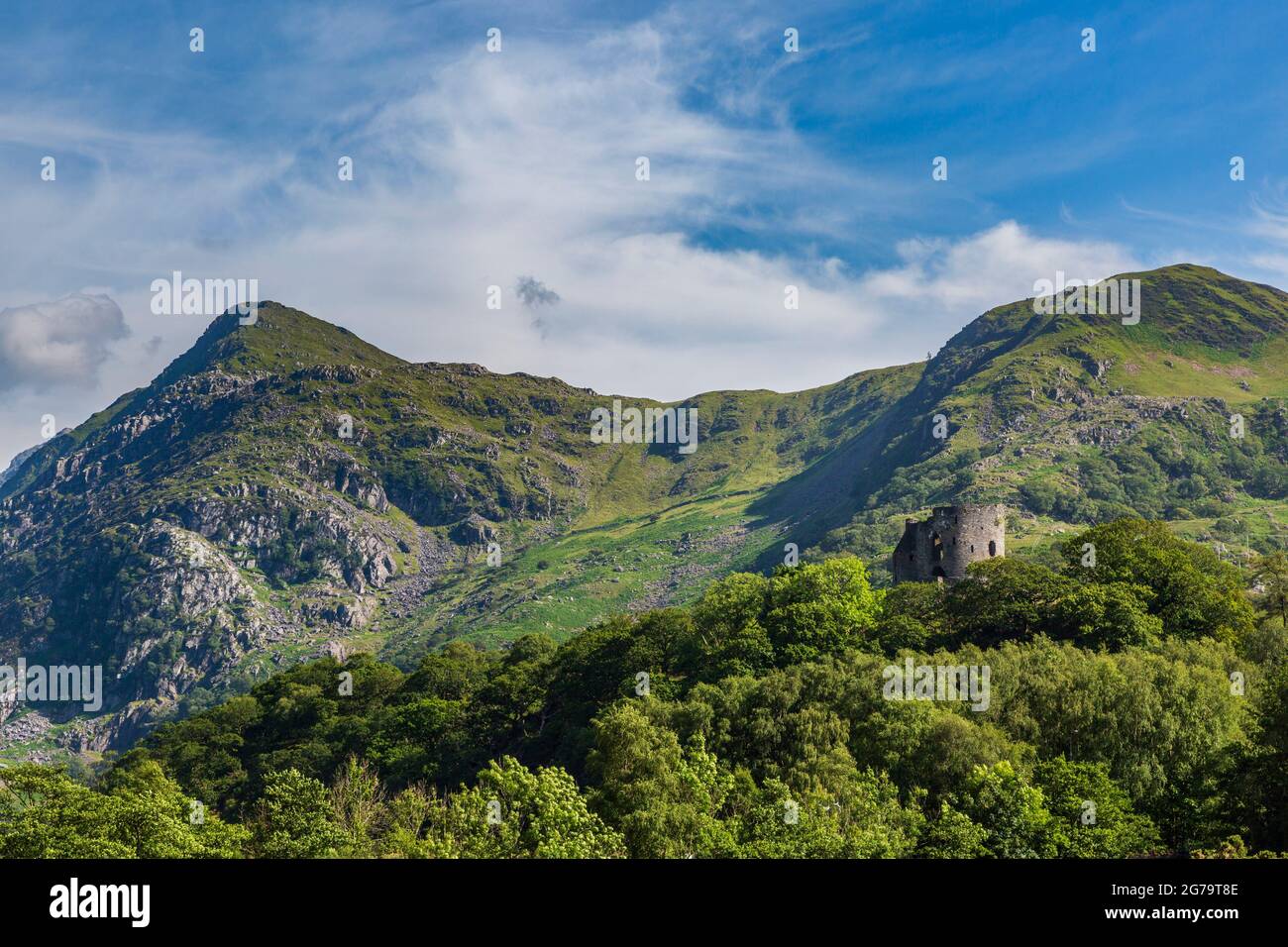Château de Dolbadu qui garde le col de Llanberis, Gwynedd, au nord du pays de Galles Banque D'Images