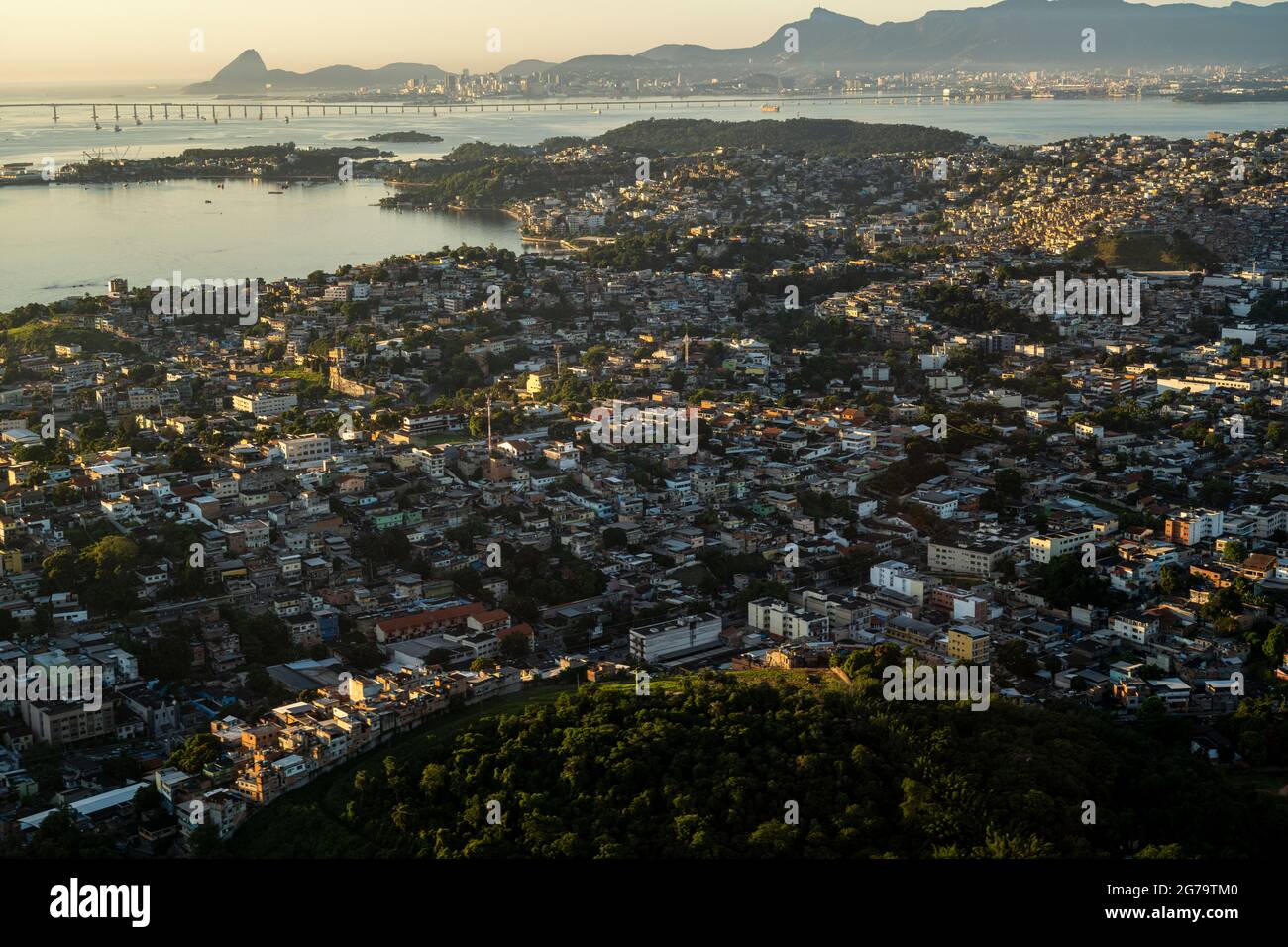 Haut au-dessus de Rio de Janeiro - prise de l'avion, en direction de l'aéroport international de Galeao (Aeroporto Internacional Tom Jobim) - Brésil, Amérique du Sud Banque D'Images