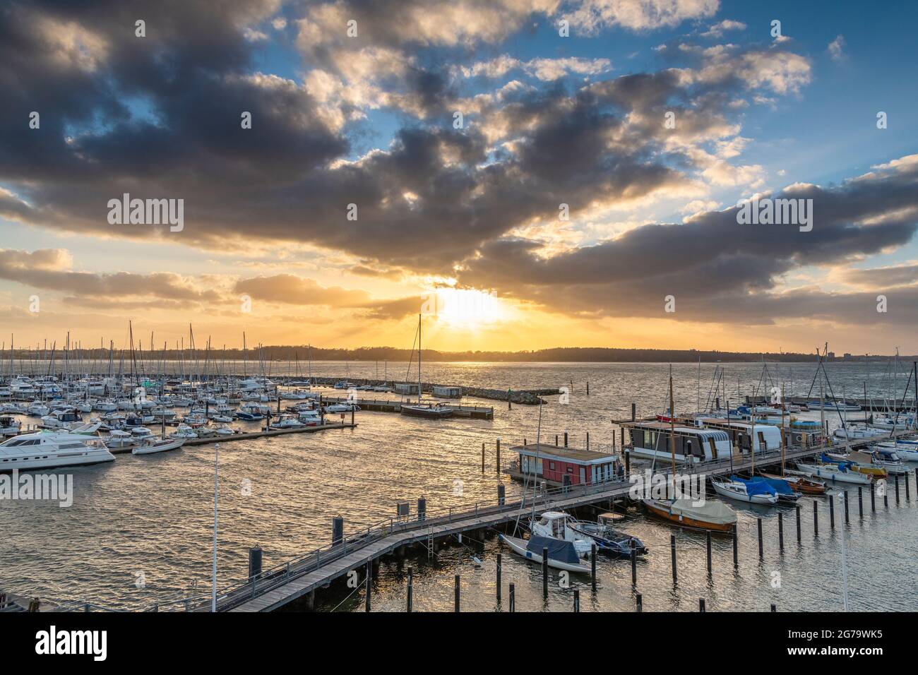 Coucher de soleil dans le port de Laboe sur la mer Baltique, Schleswig-Holstein. Banque D'Images