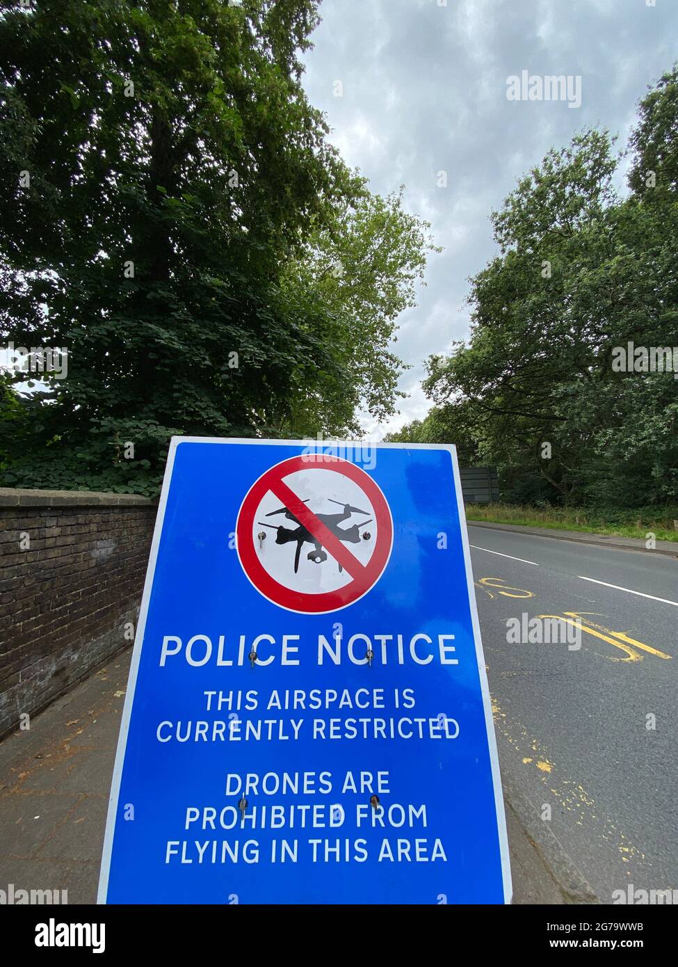 Un panneau de police près de Wimbledon, dans le sud-ouest de Londres, avertit les pilotes de drones que l'espace aérien est restreint et que l'envoi de drones est interdit. Date de la photo: Dimanche 11 juillet 2021. Banque D'Images