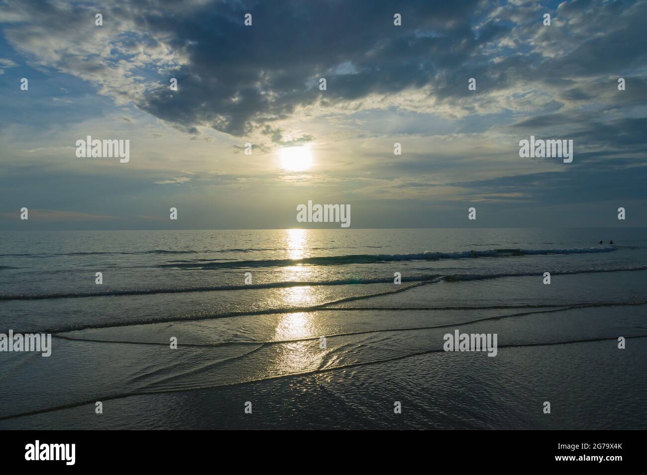 Coucher de soleil sur White Sand Beach sur l'île de Koh Chang, Thaïlande, Golfe de Thaïlande. Banque D'Images