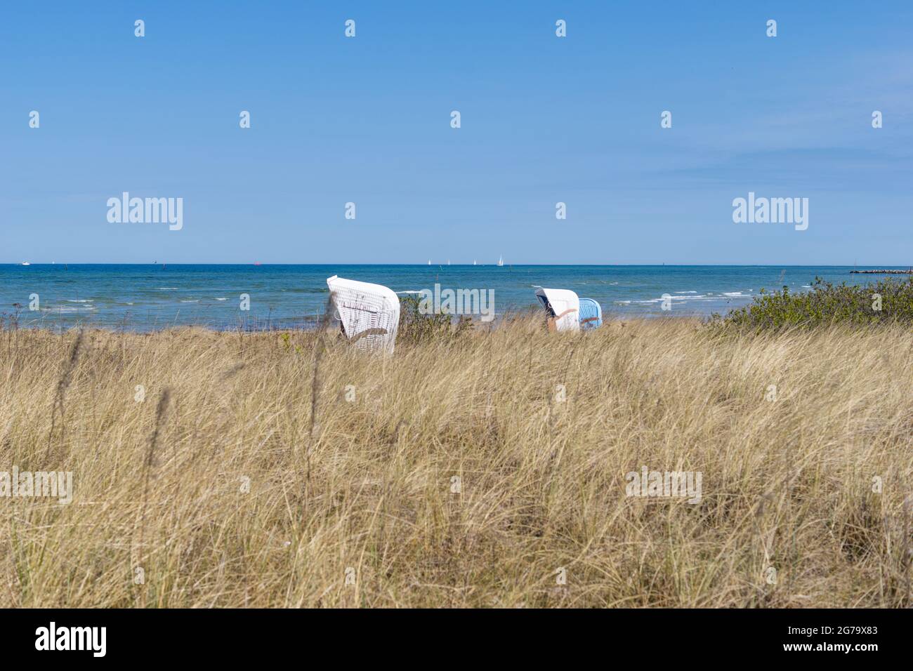 Vue sur la mer Baltique sur la côte de Stein, Marina Wendtorf, fjord de Kiel. Banque D'Images