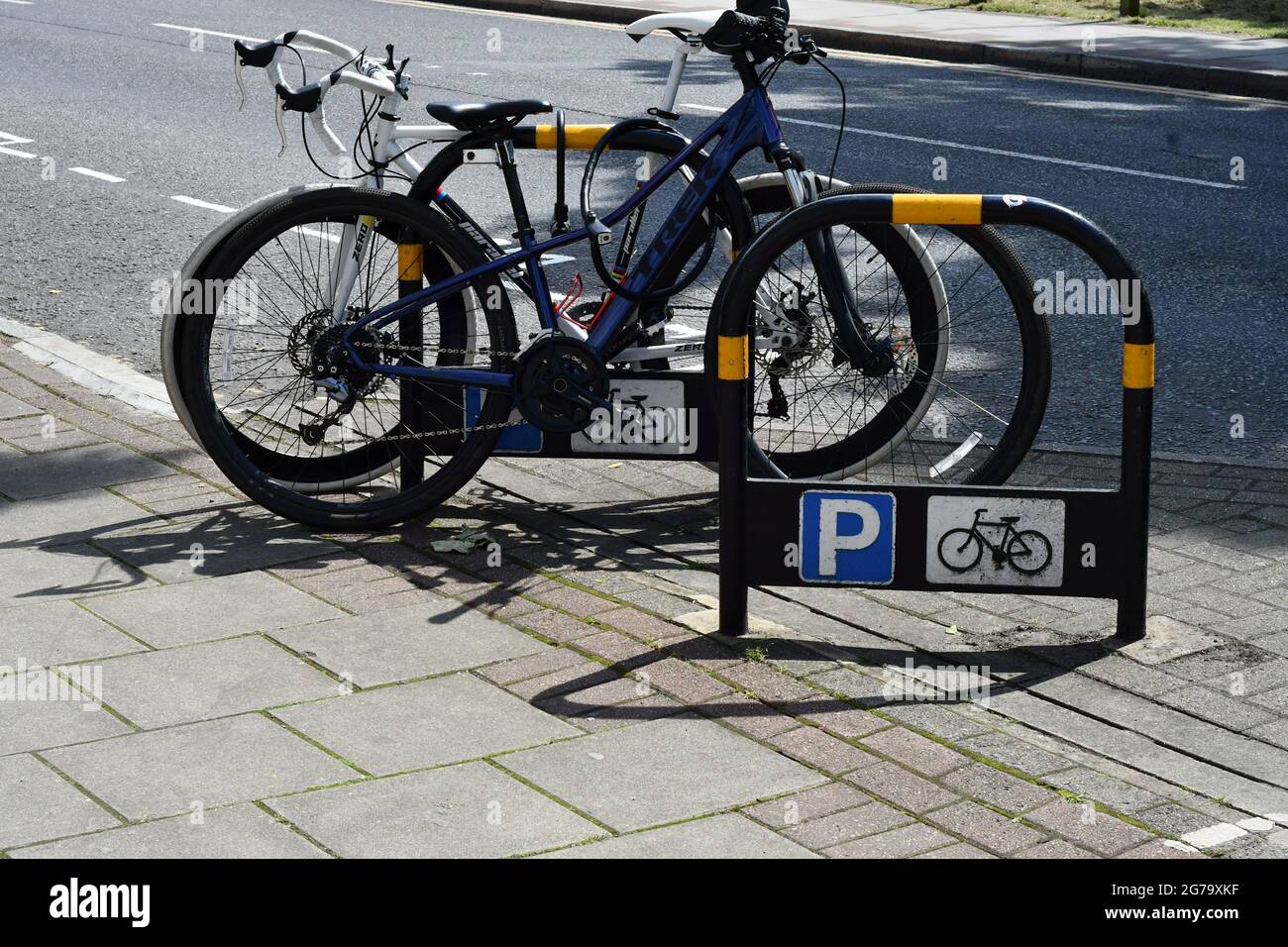 Parking pour vélos sur le côté d'une route par une journée ensoleillée à Londres Banque D'Images