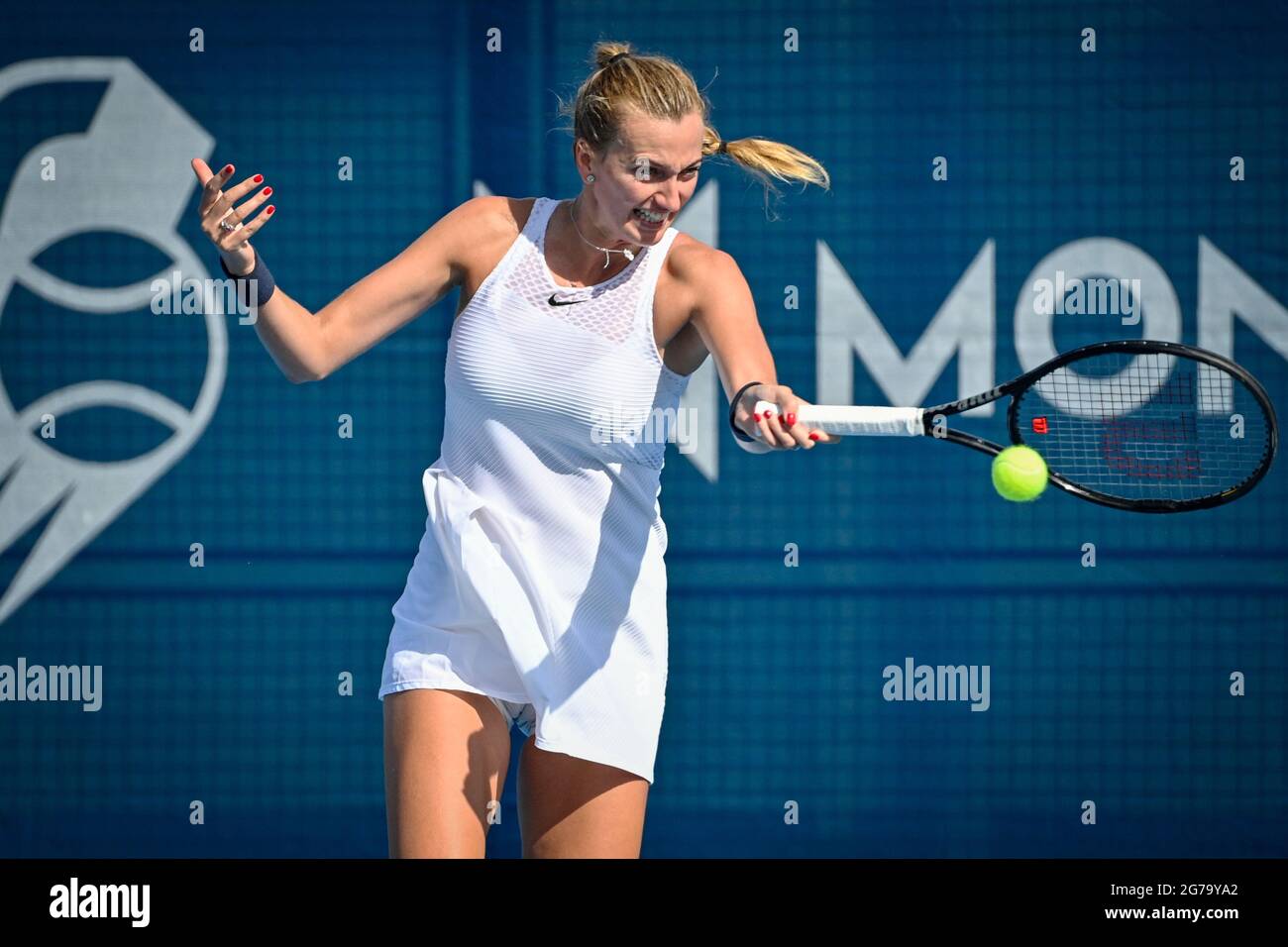 Prague, République tchèque. 12 juillet 2021. Petra Kvitova (CZE) se livre contre Rebecca Sramkova (SVK) dans le cadre du tournoi de tennis féminin WTA ouvert à Prague, République tchèque, le lundi 12 juillet 2021. Crédit : vit Simanek/CTK photo/Alay Live News Banque D'Images