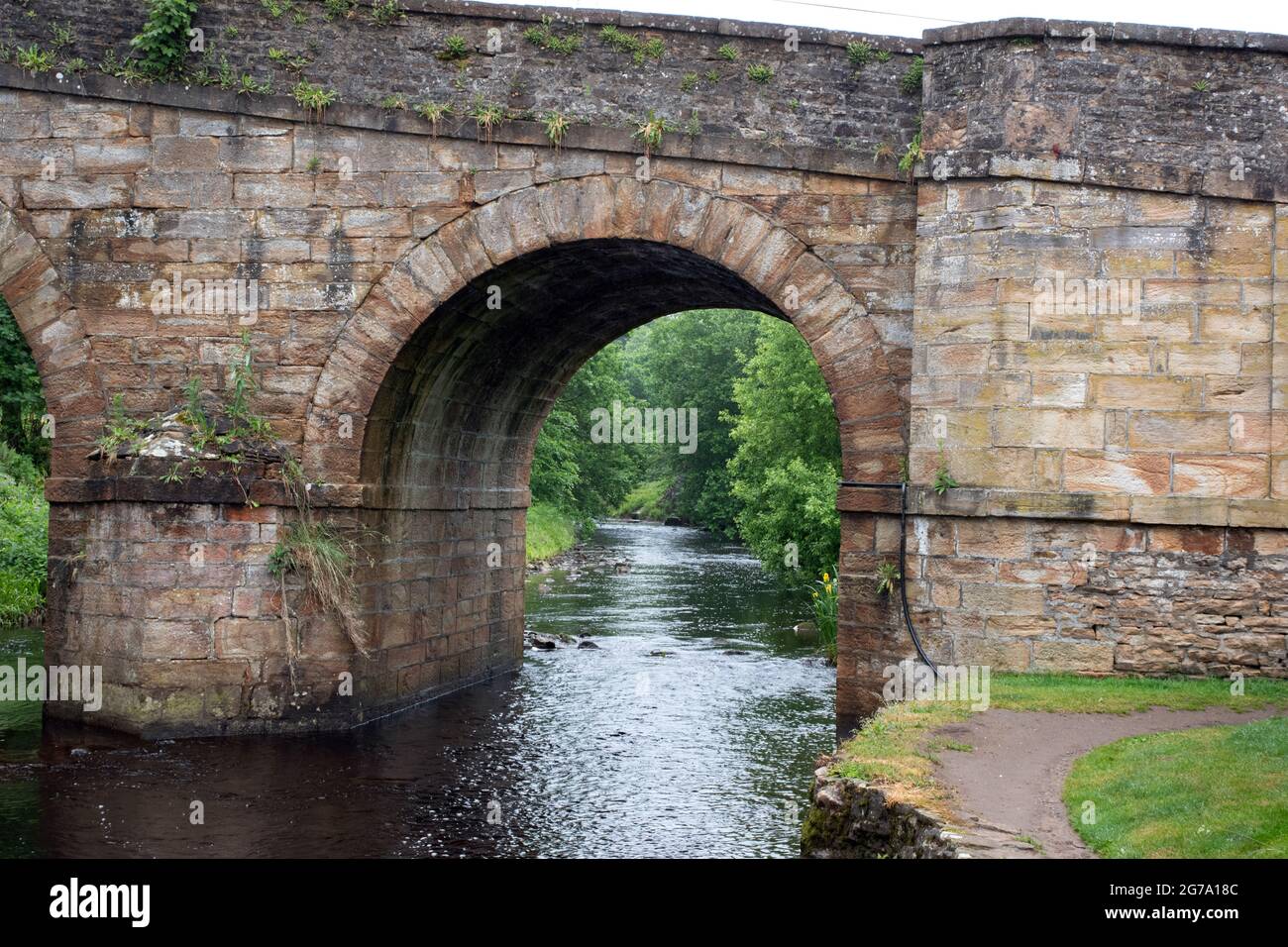 Pont sur la rivière Derwent dans le village modèle de Blanchland Northumberland Banque D'Images